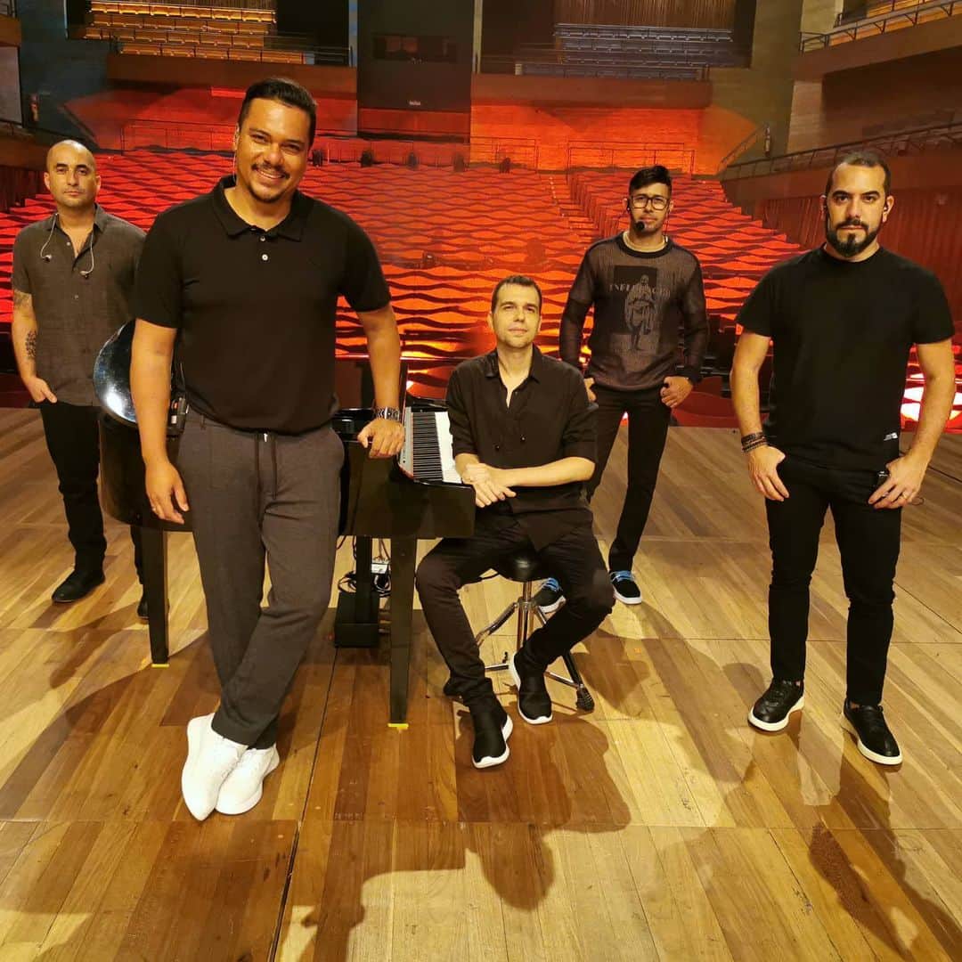 Sorriso Marotoのインスタグラム：「Curtiram o look que usamos na Live, gente? 😃 A nossa parceria com a @reserva foi top demais! Ah, e se você quiser comprar esses ou outros looks, tem tudo no site da loja. E mais: com o nosso cupom exclusivo SORRISORSV você ganha 20% de desconto e frete grátis. Um descontão desses não dá pra perder, hein! 😉 ⠀⠀⠀⠀⠀⠀⠀⠀⠀ (Válido para produtos Reserva, não promocionados, exceto cosméticos, perfumes e relógios).」