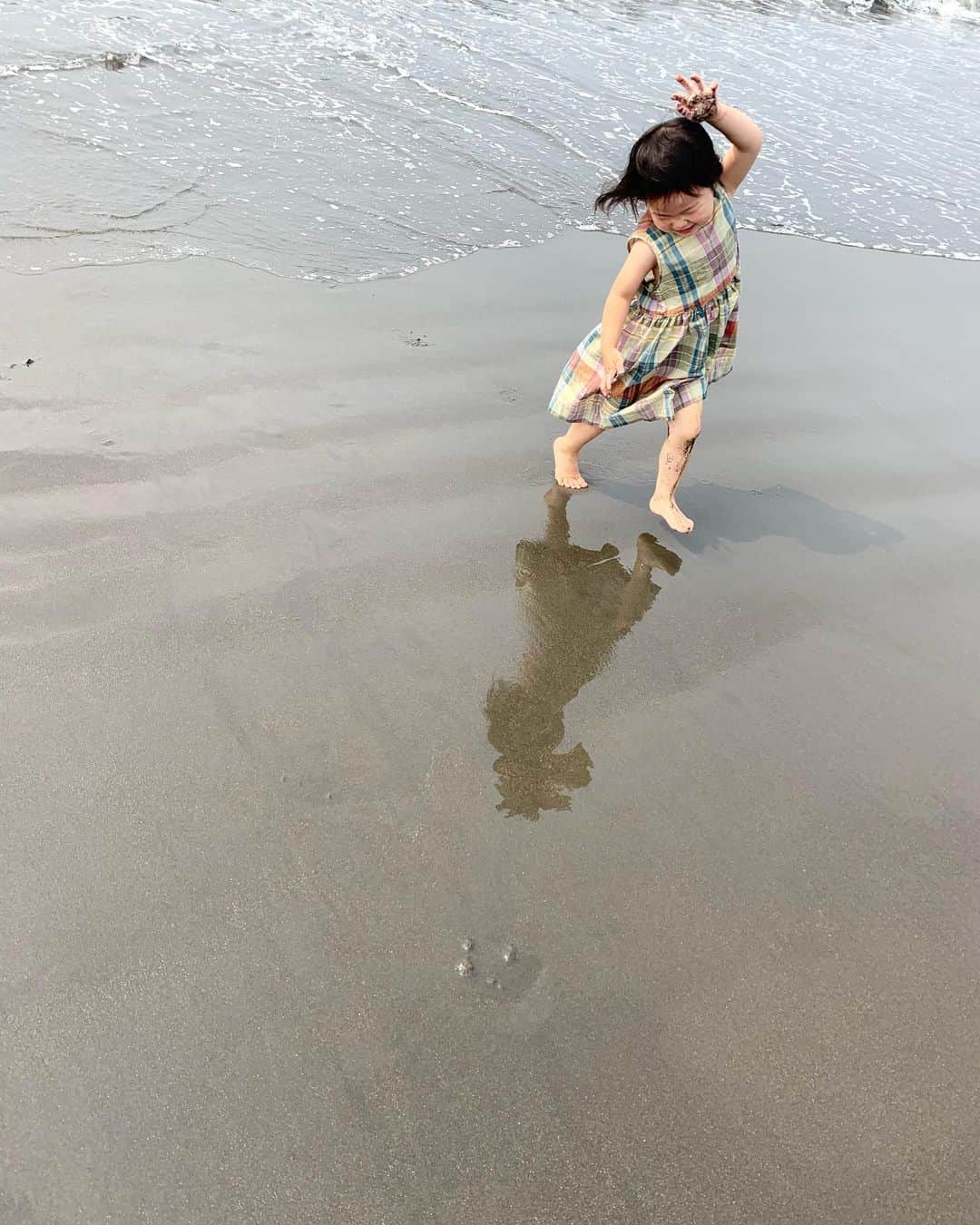 鈴木六夏さんのインスタグラム写真 - (鈴木六夏Instagram)「おはようございます！ お散歩中、砂がキラキラ綺麗でふーっと深呼吸。  おてんばちゃんは ばぁば手作りワンピースが砂だらけ😅」6月15日 8時58分 - rikuka.62