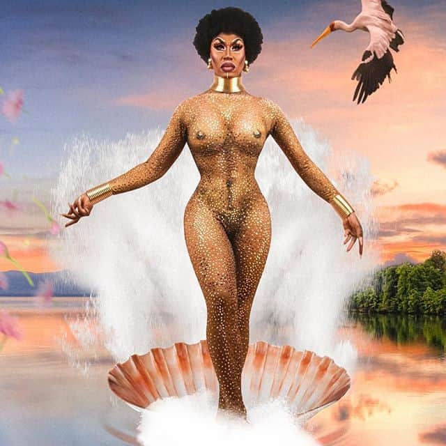 Vogueさんのインスタグラム写真 - (VogueInstagram)「On Friday night’s episode of RuPaul’s Drag Race All Stars 5, competing queens were tasked to create a look for the runway challenge that reflected the theme: "Love the Skin You're In.” Glitzy and goddess-like, frontrunner @sheacoulee conjured up an ensemble that took the fashion theme to a deeply personal level—it was an empowering message of self-love and embracing Black beauty. At the link in our bio, the true meaning behind Couleé’s look. Artwork by @kindasupermario, Photo by @DanPolyak.」6月15日 8時51分 - voguemagazine