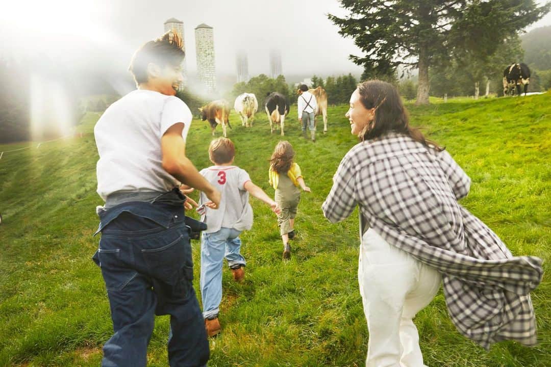 星野リゾート　トマムさんのインスタグラム写真 - (星野リゾート　トマムInstagram)「#ファームエリア巡り　#travelathome 「モーモー学校」は、約 100 ヘクタールの広大で開放的な「ファームエリア」で、牛の習性や特徴、 個体による牛乳の味の違いなどを学べるアクティビティです🐄🥛毎日、愛情を込めて牛の世話をしているガイドと ともに、実際に牛の放牧を行います。さらに、このアクティビティでしか味わえない、牛の個体によって味の特徴が異なる「トマム牛乳」の飲み比べを行います。  #星野リゾート #リゾナーレ #リゾナーレトマム #トマム #hoshinoresorts #risonaretomamu #risonare #北海道 #Hokkaido #北海道旅行 #星野集團 #Hokkaidotrip #Japan #japantravel #絶景  #旅行気分 #おうちで旅体験 #旅は魔法 #妄想旅行 #farm #ファーム」6月15日 8時54分 - hoshinoresorts_tomamu