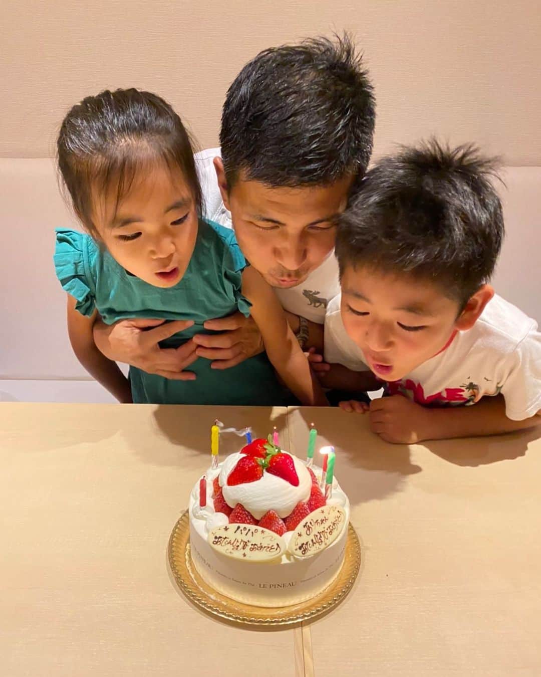 森上亜希子のインスタグラム：「昨日は主人のお誕生日でした🎂🎉 そして、17日が姪っ子ちゃんのお誕生日だったので合同でお祝い。  2人ともおめでとう‼️ 主人は私が言うのも変ですが、本当に穏やかな人で仕事が大変な時も家では一切そんな顔を見せる事がありません。  いつもありがとう‼️ そして、お誕生日おめでとう‼️ 43歳も健康に気をつけて、バリバリお仕事頑張ってね‼️ #familytime  #お誕生日 #birthday #尊敬 #感謝 #おめでとう #tennis  #テニス #tennisplayer」