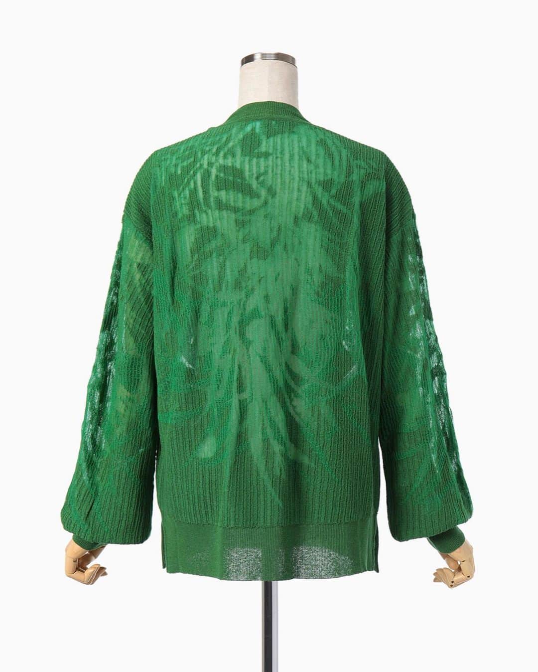 黒河内真衣子さんのインスタグラム写真 - (黒河内真衣子Instagram)「素肌に影を纏う木漏れ日ニット🌿  KOMOREBI Jacquard Knit Pullover - green  #mamekurogouchi  #2020ss  #mameembrace」6月15日 9時16分 - mamekurogouchi