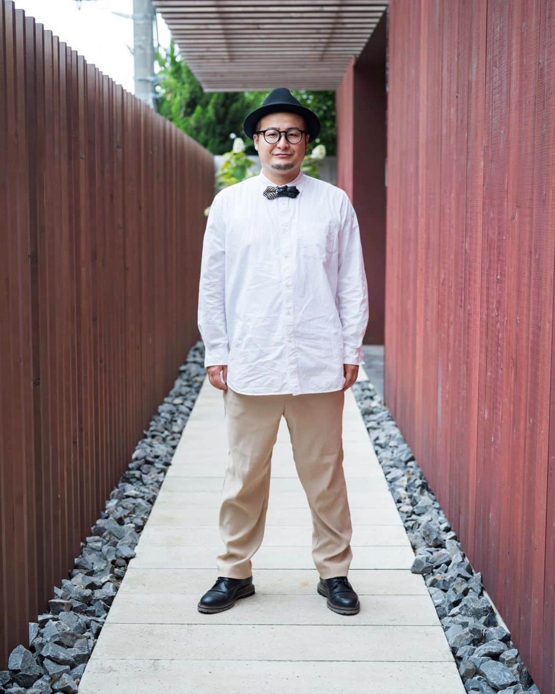 石山大輔のインスタグラム：「この度、noteを始めました。  石山とかやってみたら？の声が10人を超えたのでやることにしました。  最後の1人はアイロンヘッド 辻井君でした。　辻井君は軽く記事を書いてギター弾いてます。  僕が軽く記事を書いて、ジャンベやボンゴを叩く日も近いかもしれません。  プラチナ5というライブがありまして、そこではバンドも生意気にも少しだけやっていまして、打楽器に選出された僕です。  僕は小学校の時に太鼓クラブに入っていて、お祭りになると法被を着てトラックの上で太鼓を叩いていた少年でした！  そんな僕が出来ることは打楽器しかないだろうと。  こんな感じの事書いたりします。（笑）  何気なく思った事でもいいなら書けるかなと。  プライベートな情報や家族の事をあまり発信はしてきませんでしたが、 心機一転、少しだけそういったパーソナルな部分も書いていこうかと思います。  写真は、写真家のイシヅカさんに撮って頂いたものです。　「イシヅカ立ち」  体の力を抜いて手を下ろして、ただ立ってるだけでいいらしいのです。  立ち方、姿勢、雰囲気で何となくその人の歩んできた人生や人柄が分かるらしいのです。　何万枚も撮ってきたプロからしたら分かるのでしょうね。  写真は藤田くんのリモート結婚式の時の軽い正装です。  タクシーで子供とバトルしたのでシャツがクシャクシャですね（笑）  自分で言うのも何ですが、見守ってる感があるなぁ（苦笑）  そんな中、今回のnote記事は大阪時代の尊敬するコント師3組の話  もちろん影響を受けたコント師は沢山いるんですが、中でも自分が意識していた3組の芸人さんについて書いています。  https://note.com/danson1210/n/nf96fe6adcee8  続けれるだけやってみます。  グノシーというホームグラウンドでおどけているテンションならいけそうです。  いや、note続くかなぁ、、、いけるな、否か。  #note #イシヅカマコト  #イシヅカダチ  #patriqo  #kapital #グノシー  #バンビーノ #アイロンヘッド辻井 #芸人」