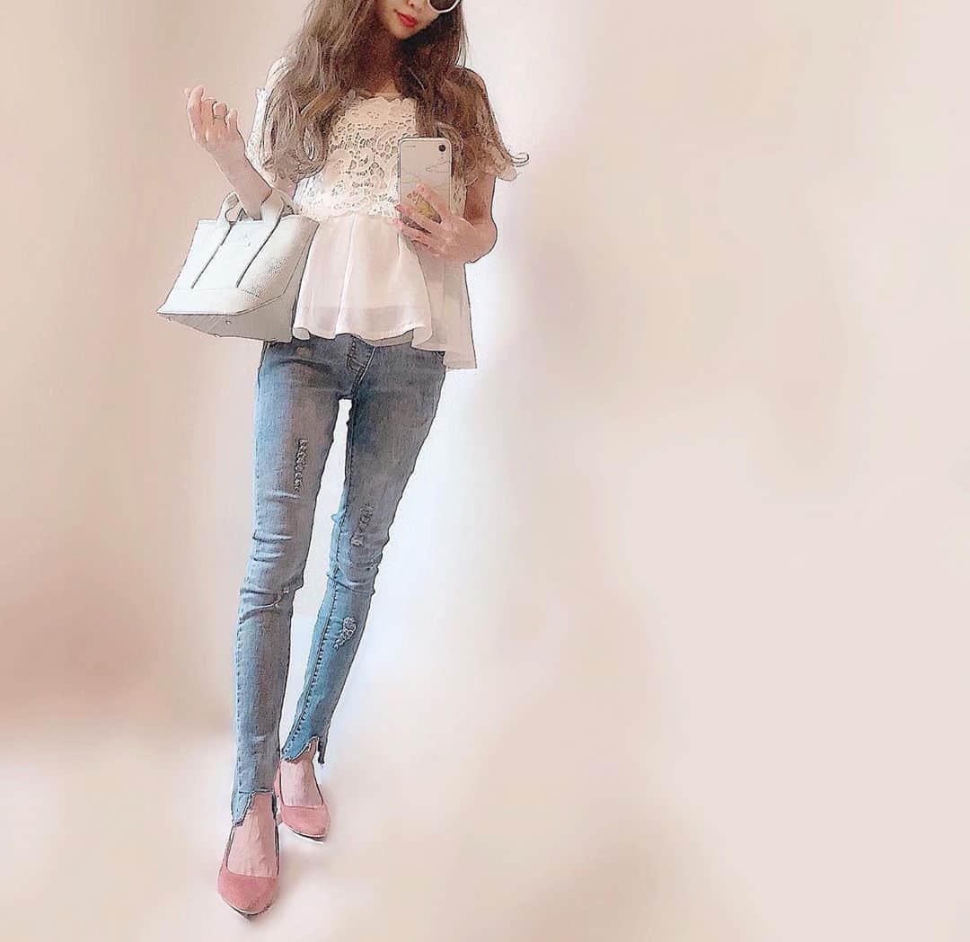 さっぴちゃんのインスタグラム：「... ⑅ 𝐶𝑜𝑜𝑟𝑑𝑖𝑛𝑎𝑡𝑒 ... ... . . このマタニティデニム、今でも凄くDM 頂くのですが、あかりの妊娠中に買った物で qoo10で見つけました☺️🎀 . 探してみたら、まだ同じ物が売っていたので qoo10で『マタニティデニム』と検索 したら出てくると思います(ˊᵕˋ⑅)❤︎❤︎ . 今回の妊娠期間はほとんどこのデニム 履いてる気がするってくらいお気に入り﹏✌︎ . . ここ数日は色々と充実しすぎて、 もう何から載せたらいいのやら🤦‍♀️♡♡♡ . 出産したら、しばらくお出かけもできなく なるだろうから、👨🏽と記念日デートしたり みんなでBBQできたり、思い出作れて 本当に嬉しいなぁ🥺♡♡♡ . . ………………………………(♡)……………………………… .」