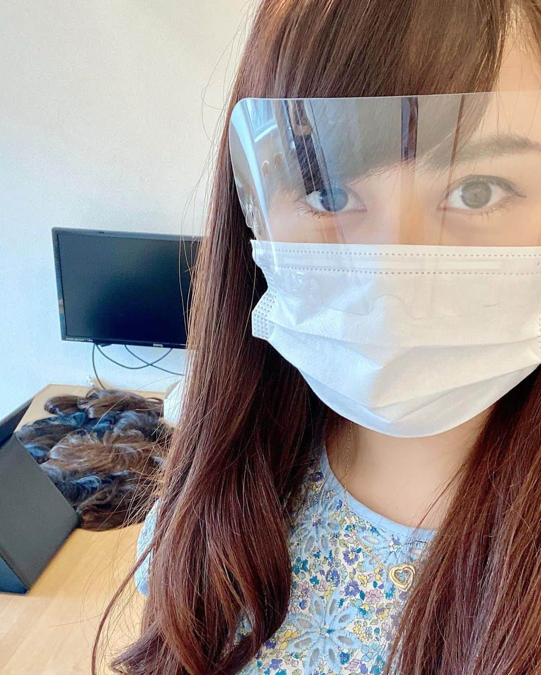 野本愛さんのインスタグラム写真 - (野本愛Instagram)「オーダーメイドウィッグのご試着は、﻿ 年配のお客様も多いから、﻿ 新型コロナ対策で「アレコ　アイマスク」を﻿ 導入したよ😊❣️﻿ ﻿ 飛沫が気になるお客様にお渡ししてる✨﻿ ﻿ 自分が持ってるマスクに簡単につけられて﻿ 軽いし、﻿ 息苦しくない〜❣️﻿ ﻿ フェイシールドだと威圧感あるし、﻿ これにしてよかった😃🌸﻿ ﻿ 台湾のニュース番組でも紹介されたんだって❣️﻿ ﻿ ネットモールでも販売してるよ😆✨﻿ アマゾン﻿ 楽天﻿ ヤフー　ショッピング﻿ Qoo10 ﻿ Wowma﻿ ﻿ #ALLECO﻿ #アレコアイマスク﻿ #アイシールド﻿ #アイガード﻿ #フェイスガード﻿ #フェイスシールド﻿ #飛沫対策﻿ #ウィルス対策　﻿ #子供の飛沫対策﻿ #オーダーメイドウィッグ #ウィッグ #起業女子 #女社長 #女性起業家 #サロン経営 #自営業 #薄毛 #白髪隠し #美容 #健康オタク」6月15日 9時22分 - himemode