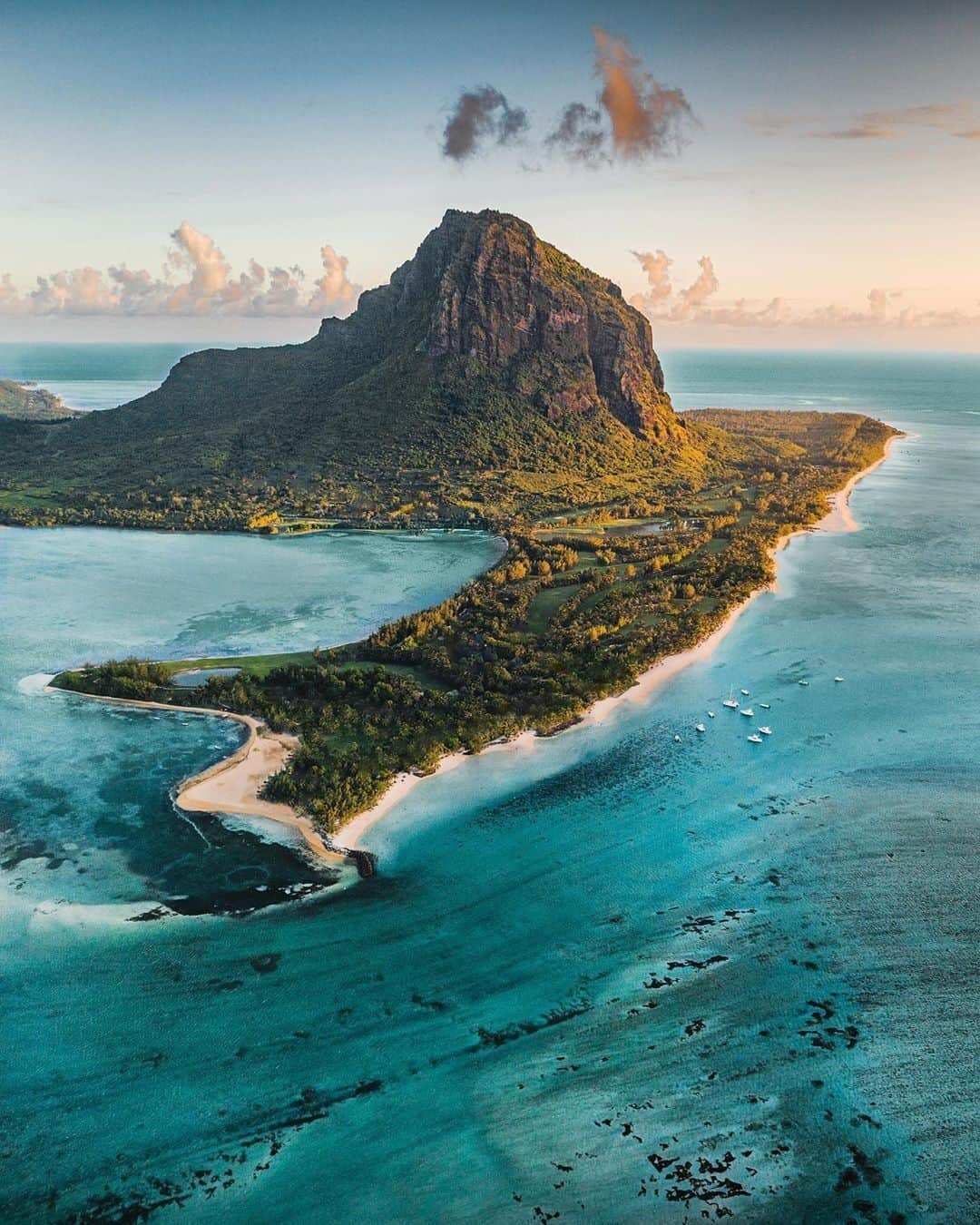 BEAUTIFUL DESTINATIONSさんのインスタグラム写真 - (BEAUTIFUL DESTINATIONSInstagram)「Mauritius, an Indian Ocean island nation, is known for its beaches, lagoons, and reefs. 🏝️ #TravelTip explore Black River Gorges National Park which has rainforests, waterfalls, hiking trails, and wildlife like the flying fox! 🦊 Tag a friend who'd love to visit this island nation! (📸: @braybraywoowoo 📍: Mauritius)」6月15日 9時26分 - beautifuldestinations