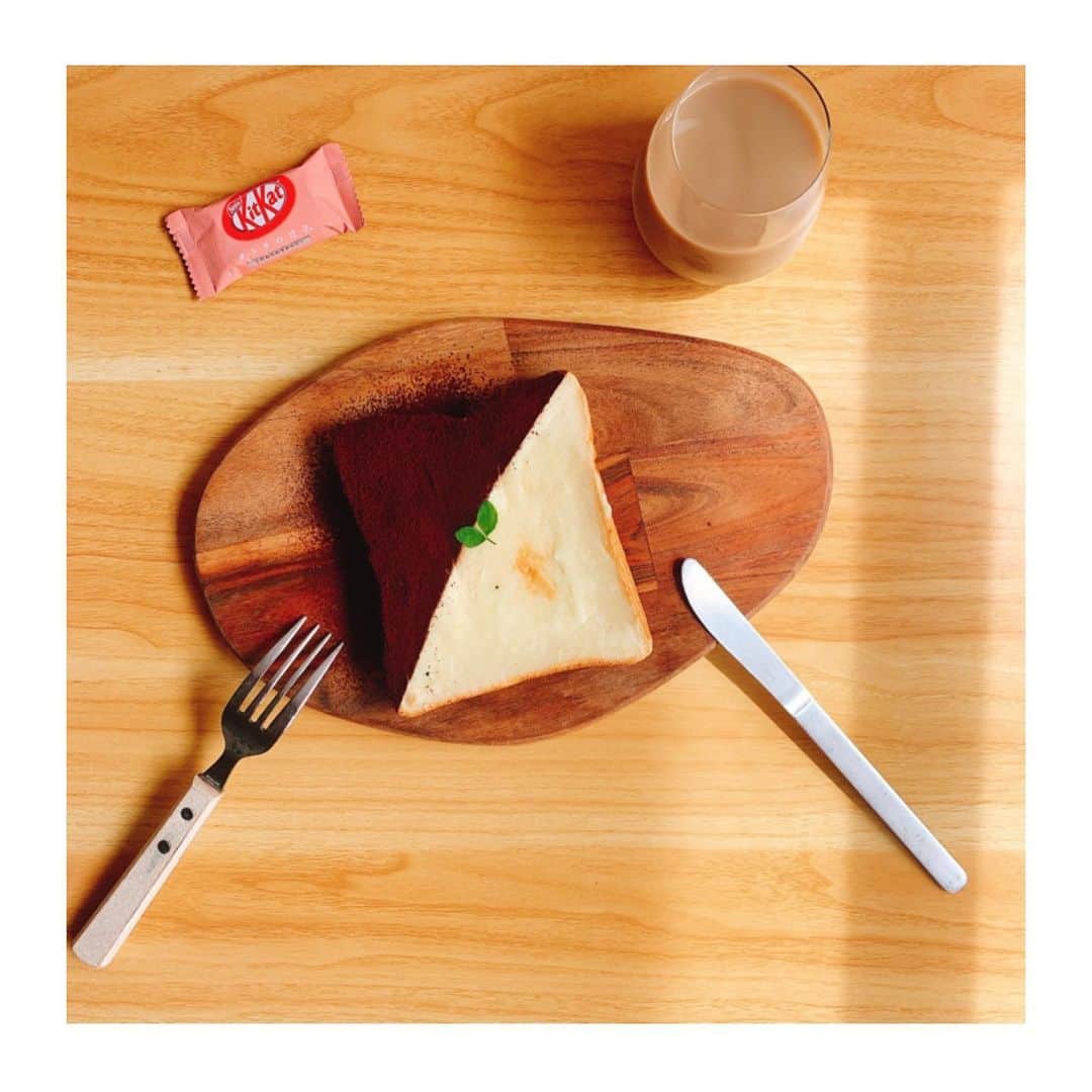 のインスタグラム：「. #藤原製パン . #今日のトースト . #ココアトースト . 久々に朝からゆっくりせっせと作れました。 朝の時間って大事だね。 . . クリームチーズを塗った生地に、ラップを使って半分だけ、ココアを振り落として可愛くできた👍 .」