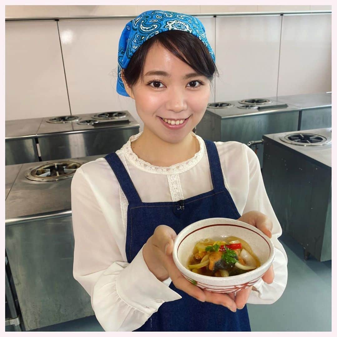 谷藤博美さんのインスタグラム写真 - (谷藤博美Instagram)「海と日本プロジェクトが行っている﻿ ﻿ 🐟ステイホームウィズザシー🏠 ﻿ その取り組みの一つが﻿ ﻿ #おうちで海ごはん です﻿ ﻿ ﻿ 私も先日、サクラマスをつかった﻿ 南蛮漬けのレシピを﻿ 北海道中央調理技術専門学校 の﻿ 斎藤先生におそわりました♪﻿ ﻿ サンドキの中で紹介されたのですが﻿ とってもさっぱり！野菜も沢山！﻿ とっても美味しかったです。﻿ ﻿ どんなお魚でも調理する前に﻿ バットに薄く塩を振って10分ほど寝かせると﻿ 余分な水分や臭みがとれるので﻿ そのひと手間を大事にすると良いよとアドバイスいただきました😊﻿ ﻿ 北海道でも気温が30度ちかくまであがる﻿ 夏らしい日が増えてきました﻿ 海の幸を使ったおいしいごはんで栄養をつけて﻿ これからの時期も元気にのりきりましょう！﻿ ﻿ ＃おうちで海ごはん 　のタグで検索すると﻿ 日本全国の”おさかな料理”がみられて﻿ 参考になりますよ♪﻿ ﻿ みなさんも是非＾＾ #谷藤博美　#北海道放送　#アナウンサー　#魚を食べよう　#お魚料理 #🐟　#海と日本プロジェクト」6月15日 9時27分 - tanifuji_63