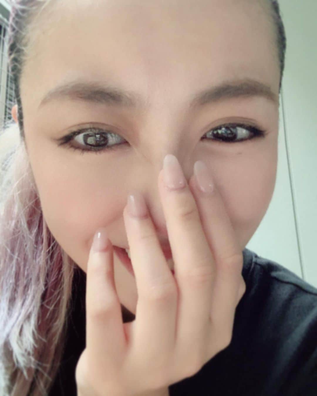 のインスタグラム：「#NEWNAILS 何ヶ月ぶり？！かのネイル💅 どんなのにしようか悩んだ結果、 結局安定のシンプルなカラーになりました 一番手が綺麗に見えるから。 みんなは何色がテンション上がる？ ネイルするだけで指先の動きや使い方って変わるから凄い #NAIL #💅 #YUA」