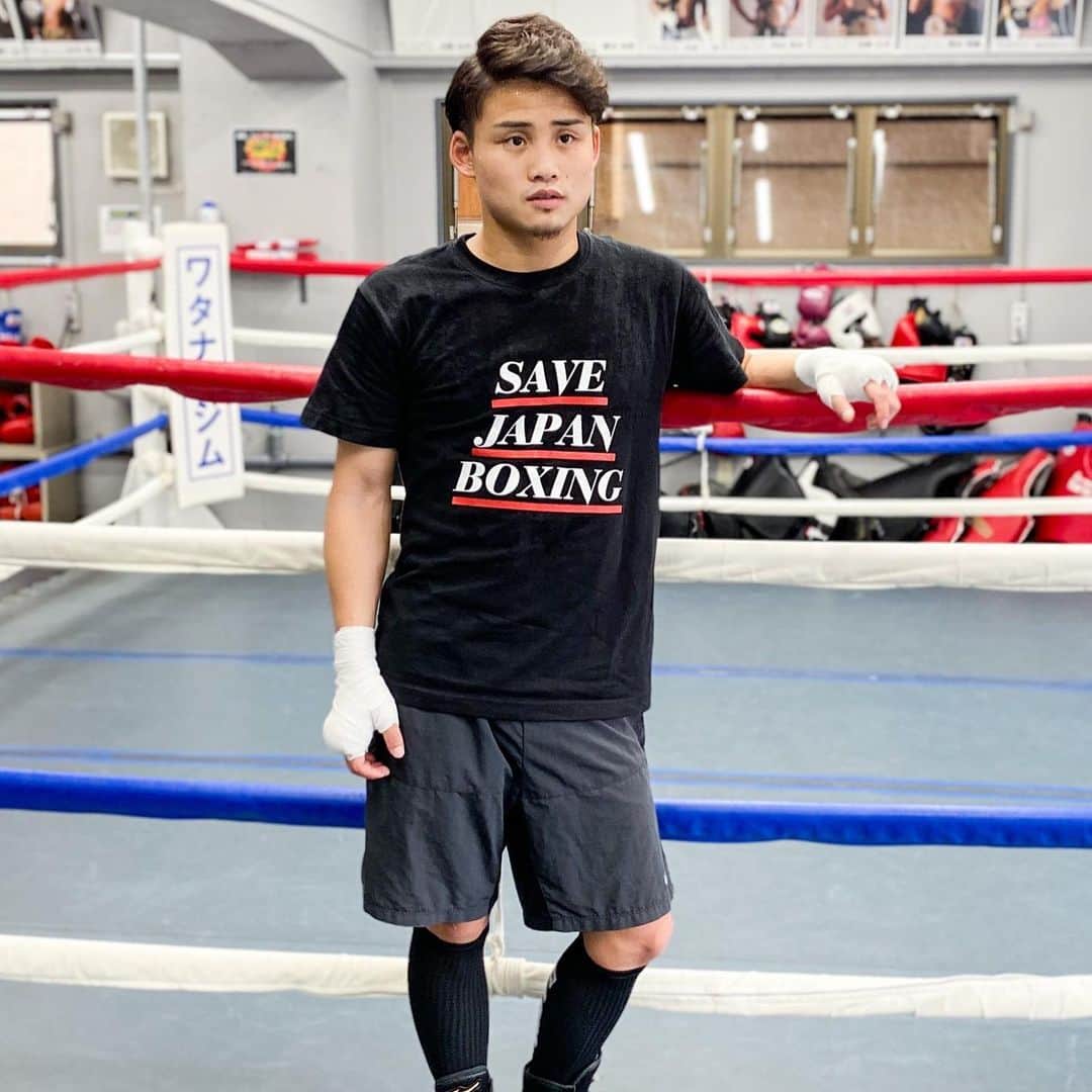 京口紘人のインスタグラム：「‪. . . 東日本ボクシング協会　@east_jpbaofficial のプロジェクト『Save Japan Boxing』の支援Tシャツの撮影をしました！‬ . . ‪貴重な支援Tシャツになると思いますので是非この機会に手に入れてみてください！‬ . . ‪＊＊＊＊＊＊＊＊＊＊＊＊＊＊＊＊＊＊＊＊＊＊＊＊‬‪＊ . このTシャツの売上利益全額はコロナ対策資金として、今後の興行における医療関係、予防策なとに当てさせて頂きます。‬ . . ‪Tシャツは東日本ボクシング協会のオフィシャルショップからご購入頂けます。‬ . . ‪（プロフィールのリンクよりご覧ください）‬ ‪皆様のご支援、何卒よろしくお願い致します。‬ . . ‪Photo by Hiroaki "Finito" Yamaguchi @finito22 ‬ . . . ‪#SaveJapanBoxing‬ ‪#ボクシング‬ ‪#世界王者 ‬ ‪#東日本ボクシング協会‬ ‪#京口紘人‬ ‪#eastjapanproboxingassociation ‬ ‪#boxing‬ ‪#worldchampion ‬ ‪#hirotokyoguchi ‬」