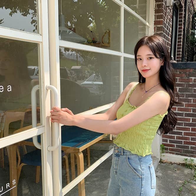 Chuuのインスタグラム：「쫀쫀한 스모크 밴딩 슬리브리스💚 끈길이 조절되서 넘 조아유✨」