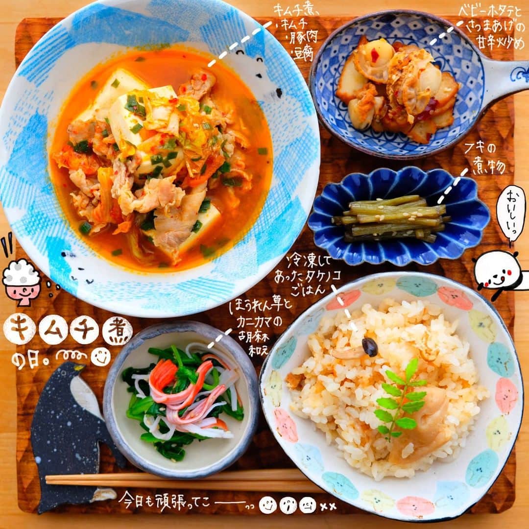 のインスタグラム：「2020.6.15.Monday PUNICAFE LUNCH. ❁ある日のおうちごはん♬ ・キムチ煮 (キムチ/豚肉/お豆腐) ・ベビーホタテとさつま揚げの甘辛炒め ・実家からもらったフキの煮物 ・ほうれん草とカニカマの胡麻和え ・冷凍してあったたけのこごはん ❁ すっぱくなり始めてたキムチで キムチ煮を作ったー！！ 美味しい😊 お豆腐も入れてかさ増しましー。 暑くなってくると辛いの食べたくなってくる♬ 冷凍してあったタケノコごはん。 なんかお得な感じ😋 ごちそうさまでした🙌 * 今日はすごく暑くなるみたいだな😂 むしむーし じめじーめ 苦手だけど 今週もがんばってこー‼️😆👍 ・ ・ ・ #今週もいただきます#なっつごはん🍚」