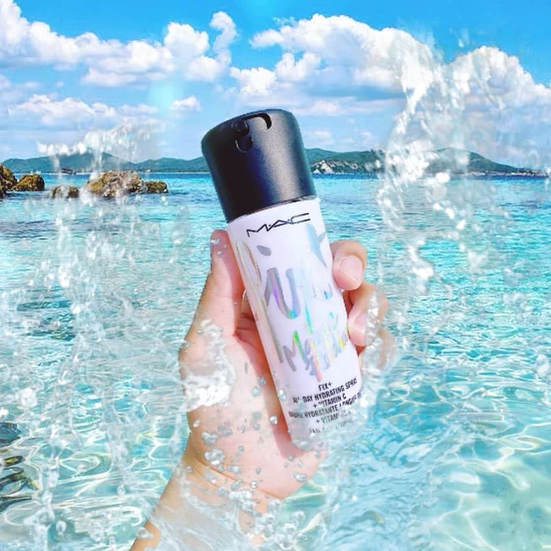 M·A·C Cosmetics Hong Kongさんのインスタグラム写真 - (M·A·C Cosmetics Hong KongInstagram)「肌膚都要飲足8杯水💦 炎炎夏日☀️肌膚又乾又渴又脆弱！ 輕輕一噴#精華貼妝水 💧維他命C同透明質酸馬上滲入肌底，為肌膚泵足水💦 皮膚不但Q彈漲卜卜，仲超級貼妝！ Product mentioned: Prep + Prime Fix+ 妝前瞬間定妝噴霧 - 水光精華版 - HK$215 #精華貼妝水 #MACFixPlusMagicRadiance #MAC萬能貼妝水家族 #MACHongKong #MAC妝FUN享 #Regram from @macartist_k.bom  Quench for water in this sizzling summer?🔥 Flood your skin with this magical water then 💦 Spray our all-new Prep + Prime Fix+ Magic Radiance to hydrate your skin instantly with loads of Vitamin C and hyaluronic acid now! Refresh your sensitive, thirsty skin and keep it bright and nice in just one spray! One more bonus, it makes your makeup more long-lasting amid this extreme weather💦」6月15日 10時02分 - maccosmeticshk