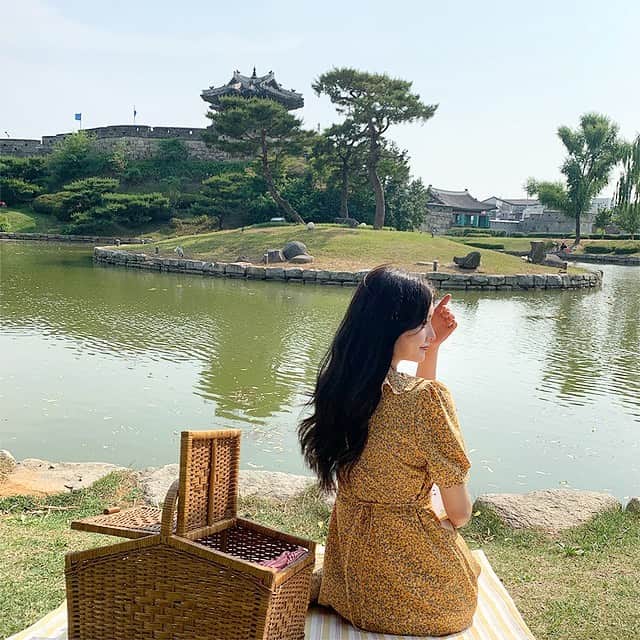 Chuuのインスタグラム：「프릴 넥라인이 너무 사랑스러운 원피스죠?!🍃 뒷부분은 리본 묶을 수 있어서 허리라인이 슬림해보이게 해준답니당💛」