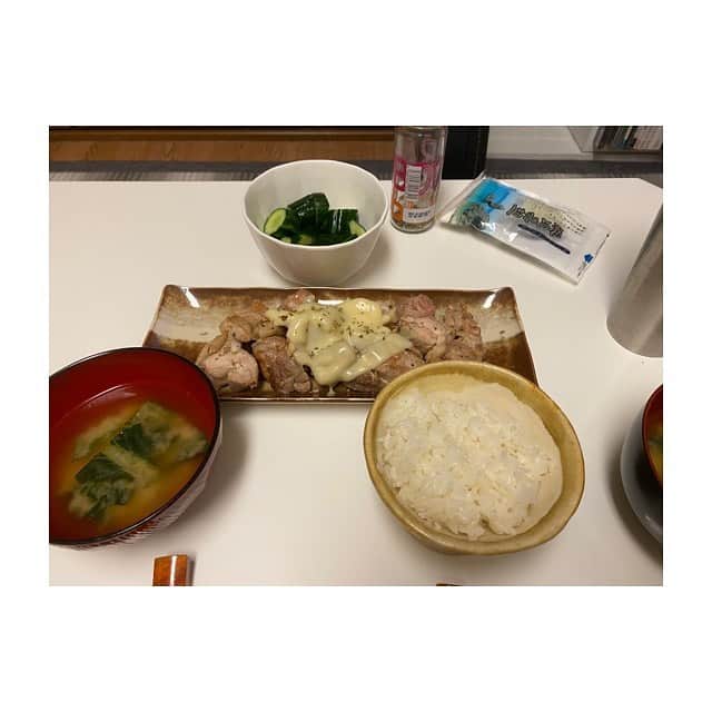のインスタグラム：「鳥焼いただけ チーズ乗っけただけ  小松菜の味噌汁うまいだけ 油揚げも入れたかっただけ  きゅうり塩もみしただけ  #シンクでごはん」