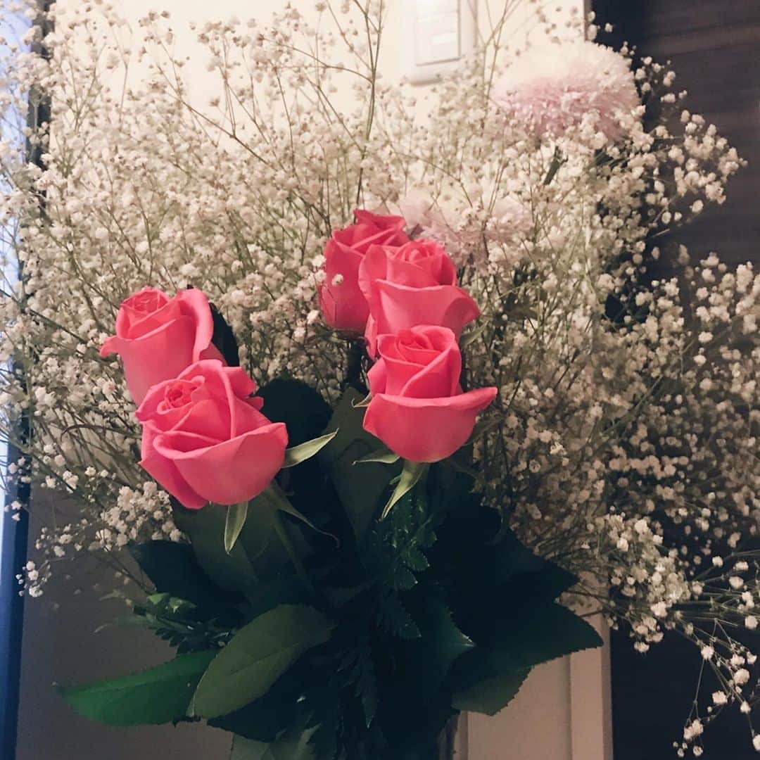児玉菜々子さんのインスタグラム写真 - (児玉菜々子Instagram)「ピンクの薔薇も可愛いね🧸🌹 皆は最近誰かに花束渡した？ 私は自分にしかあげてない🥺笑  #花 #flowers  #花束 #バラ」6月15日 10時06分 - nanaco.conana