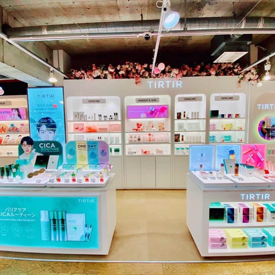 SKINGARDEN［スキンガーデン］さんのインスタグラム写真 - (SKINGARDEN［スキンガーデン］Instagram)「TIRTIRスキンガーデン公式オープン🎉🎉🎉﻿ ﻿ ﻿ 韓国人気コスメブランド「TIRTIR」が日本初出店で、﻿ 日本最大級韓国コスメショップ、スキンガーデンに﻿ 公式オープンいたしました！！！﻿ ﻿ ﻿ 先行販売された韓国と中国で即完売を記録した話題のEXOベクヒョンコラボ商品から﻿ ﻿ うるツヤ肌に導くドザギ(陶磁器)クリーム、ふわふわバブルトナー、ミストなどの人気商品まで盛りだくさんの品揃えで﻿ 6月13日に公式オープン😍﻿ ﻿ ﻿ 公式オープン日、お店のオープン前から多くのお客様にお越し頂き、雨の日にもかかわらず、お店の前には行列が！🤭🤭﻿ ﻿ ﻿ 数量限定のEXOベクヒョンコラボ商品を目当てになんと地方から来られたお客様も多くいらっしゃいました🥺🥺﻿ ﻿ EXOベクヒョンコラボ商品は、なんと2日目で完売😭﻿ ﻿ 6月20日からのオープンイベント第2弾もお楽しみに💕﻿ ﻿ ﻿ ﻿ ﻿ ﻿ ﻿ ﻿ ﻿ ﻿ ﻿ #skingarden ﻿ #mouda ﻿ #tirtir_baekhyun ﻿ #tirtir ﻿ #kyoongRkyuoongR ﻿ #baekhyun ﻿ #ティルティルxベクヒョン ﻿ #ティルティル ﻿ #ベクヒョン ﻿ #TIRTIRXBAEKHYUN ﻿ #baekhyun_candy ﻿ #delight ﻿ #EXO ﻿ #exo_official_fanclub ﻿ #EXPloration ﻿ #baekhyun_delight ﻿ #韓国ファッション ﻿ #韓国 ﻿ #韓国アイドル ﻿ #韓流 ﻿ #新大久保 ﻿ #日韓 ﻿ #韓国コスメ ﻿ #韓国好きな人と繋がりたい ﻿ #コスメ ﻿ #化粧品 ﻿ #スキンケア ﻿ #コスメ好きさんと繋がりたい ﻿ #コスメマニア ﻿ #OPEN」6月15日 10時12分 - skingarden.jp