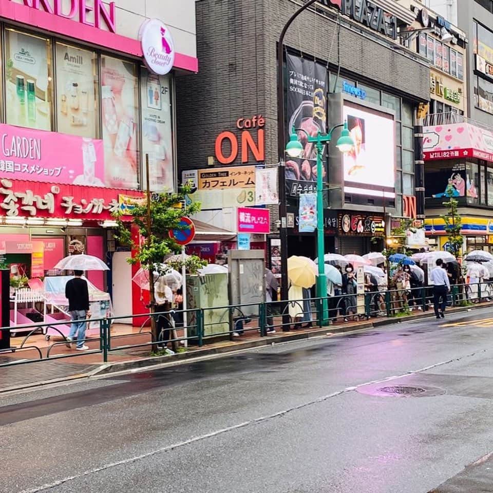 SKINGARDEN［スキンガーデン］さんのインスタグラム写真 - (SKINGARDEN［スキンガーデン］Instagram)「TIRTIRスキンガーデン公式オープン🎉🎉🎉﻿ ﻿ ﻿ 韓国人気コスメブランド「TIRTIR」が日本初出店で、﻿ 日本最大級韓国コスメショップ、スキンガーデンに﻿ 公式オープンいたしました！！！﻿ ﻿ ﻿ 先行販売された韓国と中国で即完売を記録した話題のEXOベクヒョンコラボ商品から﻿ ﻿ うるツヤ肌に導くドザギ(陶磁器)クリーム、ふわふわバブルトナー、ミストなどの人気商品まで盛りだくさんの品揃えで﻿ 6月13日に公式オープン😍﻿ ﻿ ﻿ 公式オープン日、お店のオープン前から多くのお客様にお越し頂き、雨の日にもかかわらず、お店の前には行列が！🤭🤭﻿ ﻿ ﻿ 数量限定のEXOベクヒョンコラボ商品を目当てになんと地方から来られたお客様も多くいらっしゃいました🥺🥺﻿ ﻿ EXOベクヒョンコラボ商品は、なんと2日目で完売😭﻿ ﻿ 6月20日からのオープンイベント第2弾もお楽しみに💕﻿ ﻿ ﻿ ﻿ ﻿ ﻿ ﻿ ﻿ ﻿ ﻿ ﻿ #skingarden ﻿ #mouda ﻿ #tirtir_baekhyun ﻿ #tirtir ﻿ #kyoongRkyuoongR ﻿ #baekhyun ﻿ #ティルティルxベクヒョン ﻿ #ティルティル ﻿ #ベクヒョン ﻿ #TIRTIRXBAEKHYUN ﻿ #baekhyun_candy ﻿ #delight ﻿ #EXO ﻿ #exo_official_fanclub ﻿ #EXPloration ﻿ #baekhyun_delight ﻿ #韓国ファッション ﻿ #韓国 ﻿ #韓国アイドル ﻿ #韓流 ﻿ #新大久保 ﻿ #日韓 ﻿ #韓国コスメ ﻿ #韓国好きな人と繋がりたい ﻿ #コスメ ﻿ #化粧品 ﻿ #スキンケア ﻿ #コスメ好きさんと繋がりたい ﻿ #コスメマニア ﻿ #OPEN」6月15日 10時12分 - skingarden.jp