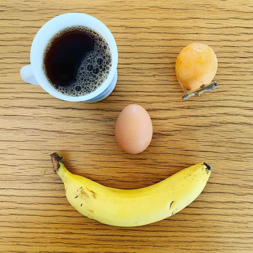 のインスタグラム：「おはよう東京。枇杷は長谷川雅洋からのいただきもの。 #モーニングスマイル #morningsmile #coffee #banana #egg #枇杷 #yummy #healthy #music #soul #rb #singer #lovelife #instafood #instagood」