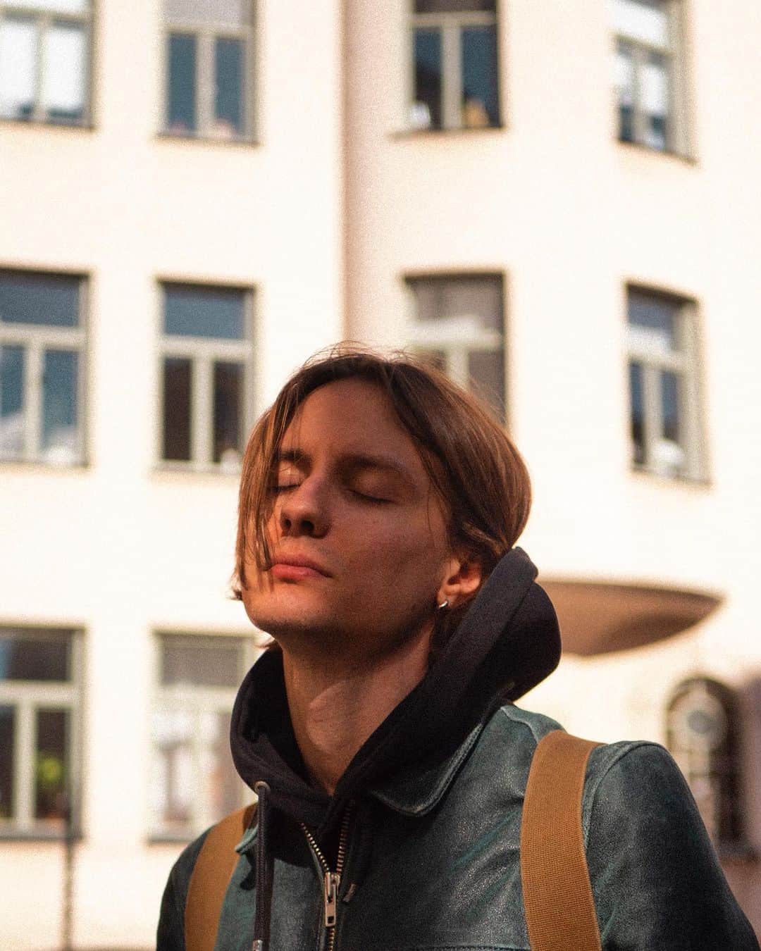 オスカー・エーネスタードのインスタグラム：「Video till ‘Sorger’ finns ute nu på min YT ❣️ I en värld full av penseldrag o moln.  Regi: @ludvignilsson」