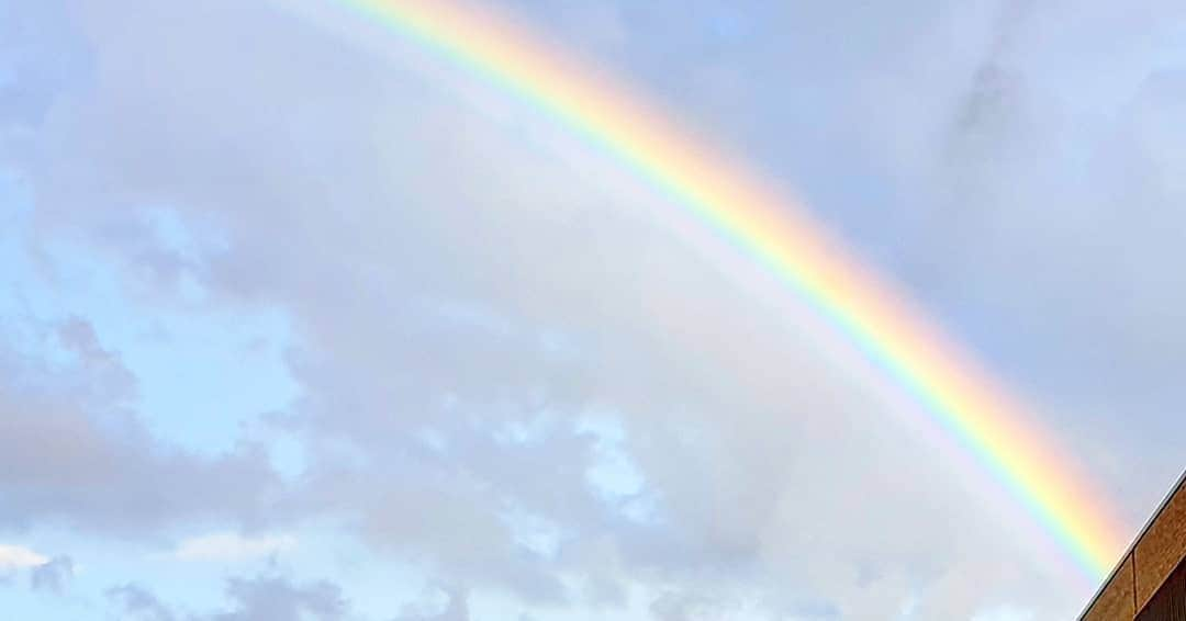 ジェニファー・ピンチズさんのインスタグラム写真 - (ジェニファー・ピンチズInstagram)「Spotted this gorgeous rainbow yesterday!! 🌈 To me it was both a joyful birthday banner for @mikabrik and a sign of God's love ❤🧡💛💚💙💜 He created us out of LOVE to LOVE one another as we love ourselves, and show our LOVE for him! I believe love is the greatest and purest power, the meaning of life and the conquerer of all evil... can't and won't buy any other interpretation of a God who doesn't love all his creations exactly as he made them! #Vote in November America, to help love your neighbors a little more 🏳️‍🌈 #equality #loveislove #pridemonth #vote2020 #bornthisway  #allblacklivesmatter ❤🧡💛💚💙💜」6月15日 1時33分 - jennifer.pinches