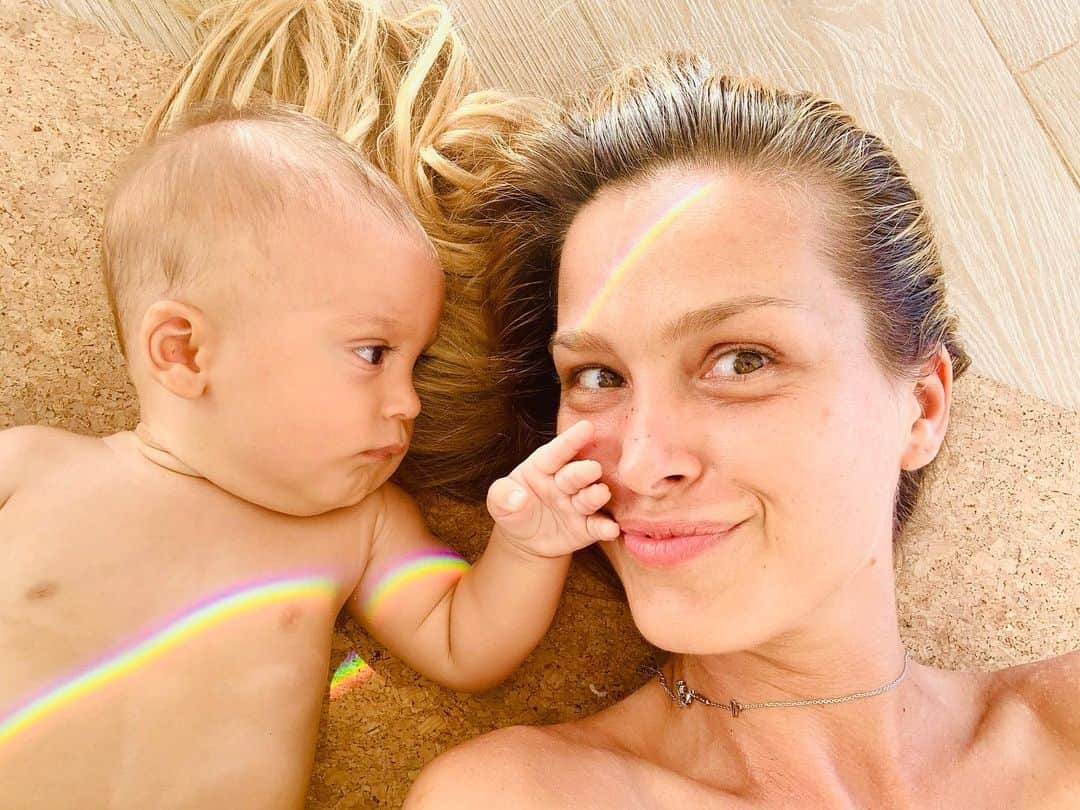 ペトラ・ネムコバさんのインスタグラム写真 - (ペトラ・ネムコバInstagram)「Catching rainbows with Bodhi ... to me they symbolize the presence of high frequencies & the arrival of a #NewWorld. May it be filled with harmony, justice, unity and love.🦋🌈💜 #HappySunday to you all. 😃  PS: Video bonus at the end 😆」6月15日 1時41分 - pnemcova