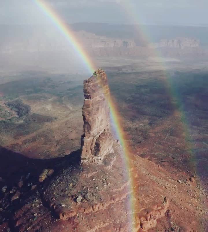 クリス・バーカードのインスタグラム：「@renan_ozturk is raising money to support covid relief where it hit the hardest - “Hope through the storm”  just mastered this image as a fine art print!  20% all sizes and print mediums with 100% of profit going to support @ndncollective, a native nonprofit we know personally who is helping with indigenous rights and COVID relief on the ground level.  It’s crazy that on reservations like the Navajo (pictured here) rates are higher per capita than any state.  No better time than now to get a bit of art. Link in profile. (Use code ‘NDN’ at checkout for the 20% off)」