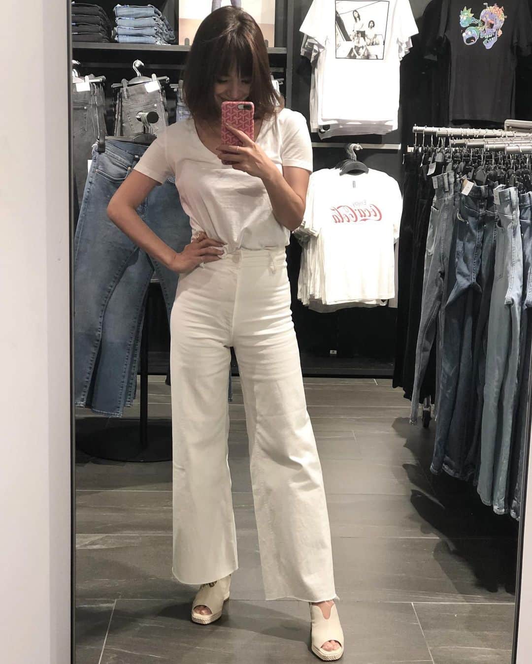 紺谷みえこのインスタグラム：「𝕫𝕒𝕣𝕒. . 仕事でジャケットが必要で買いに行ったの。 (普段仕事ではこういう白Tとかパーカーとかゆるワンピばかり。今まで子供のイベント時しかジャケットを着る機会がなかったので、クローゼットにはジャケットがなかったとゆーꙬ ) . . ZARAのジャケット、 初めて買ったけどいい感じだったよ🧸🤍 . #ザラ  #白T好き　#カジュアル　#大人コーデ　#お気に入り　#ファッション　#ボブ　　#シンプル好き　#コーディネート　#38歳　#♡ #ZARA  #white #casual #ootd #likes  #cool #japanese  #fashion #l4l」