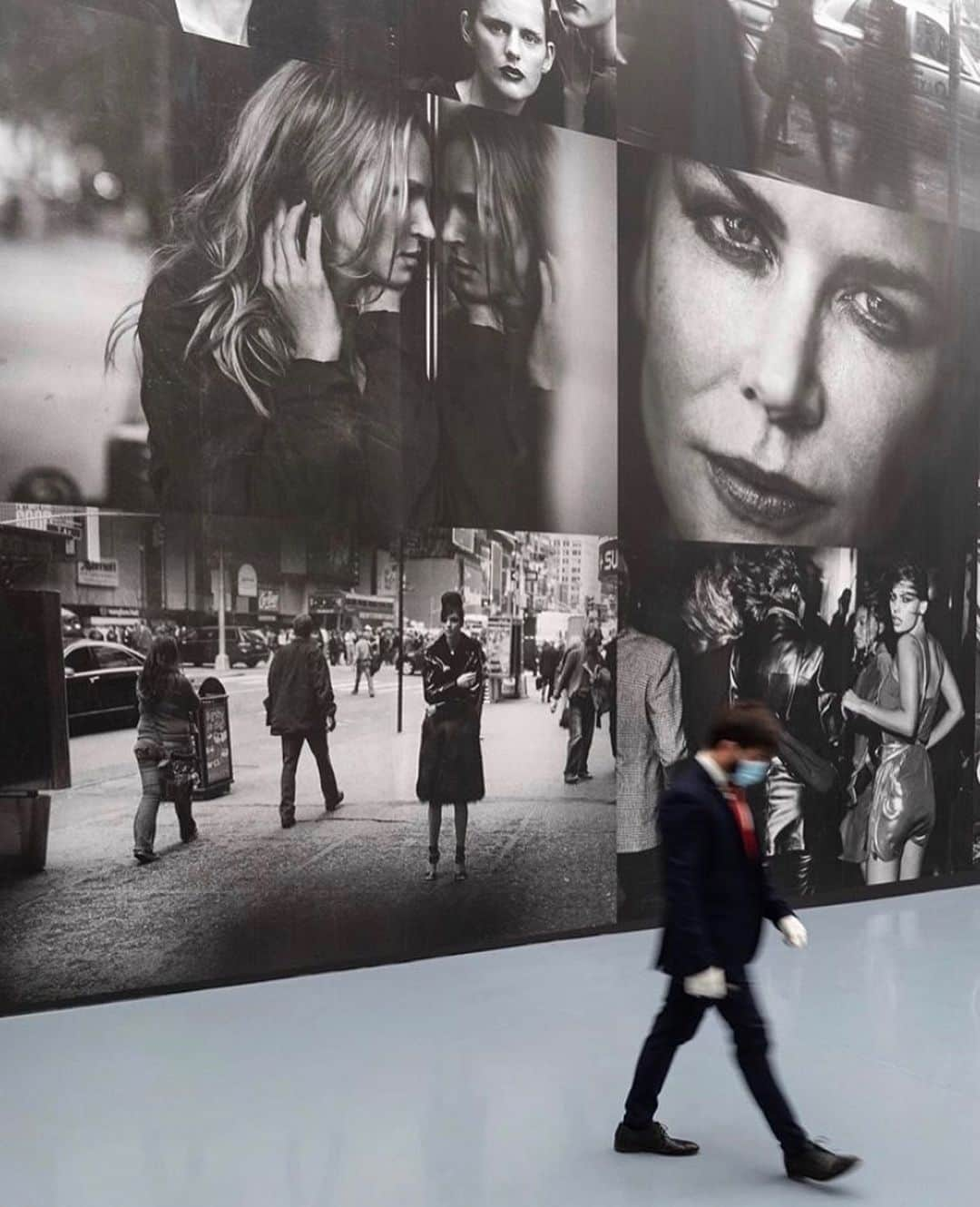 ピーター・リンドバーグさんのインスタグラム写真 - (ピーター・リンドバーグInstagram)「'UNTOLD STORIES' seen through the eyes of its visitors  On view at the Kunstpalast Düsseldorf until 12 July 2020  Photo credits: 1. @bom_photographie 2. @miss_anna_of_whatever 3. @ralfvedder_blackandwhite 4. @bur_dem_com 5. @peterkrieger.de 6. @_selenkara_  #LindberghUntoldStories #LindberghKunstpalast #Duesseldorf #Kunstpalast #TASCHEN」6月15日 1時57分 - therealpeterlindbergh