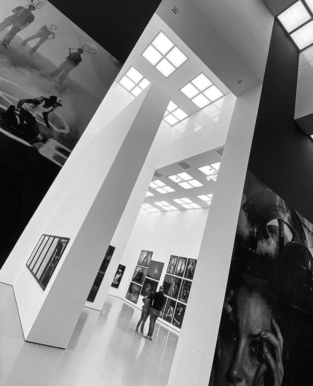 ピーター・リンドバーグさんのインスタグラム写真 - (ピーター・リンドバーグInstagram)「'UNTOLD STORIES' seen through the eyes of its visitors  On view at the Kunstpalast Düsseldorf until 12 July 2020  Photo credits: 1. @bom_photographie 2. @miss_anna_of_whatever 3. @ralfvedder_blackandwhite 4. @bur_dem_com 5. @peterkrieger.de 6. @_selenkara_  #LindberghUntoldStories #LindberghKunstpalast #Duesseldorf #Kunstpalast #TASCHEN」6月15日 1時57分 - therealpeterlindbergh