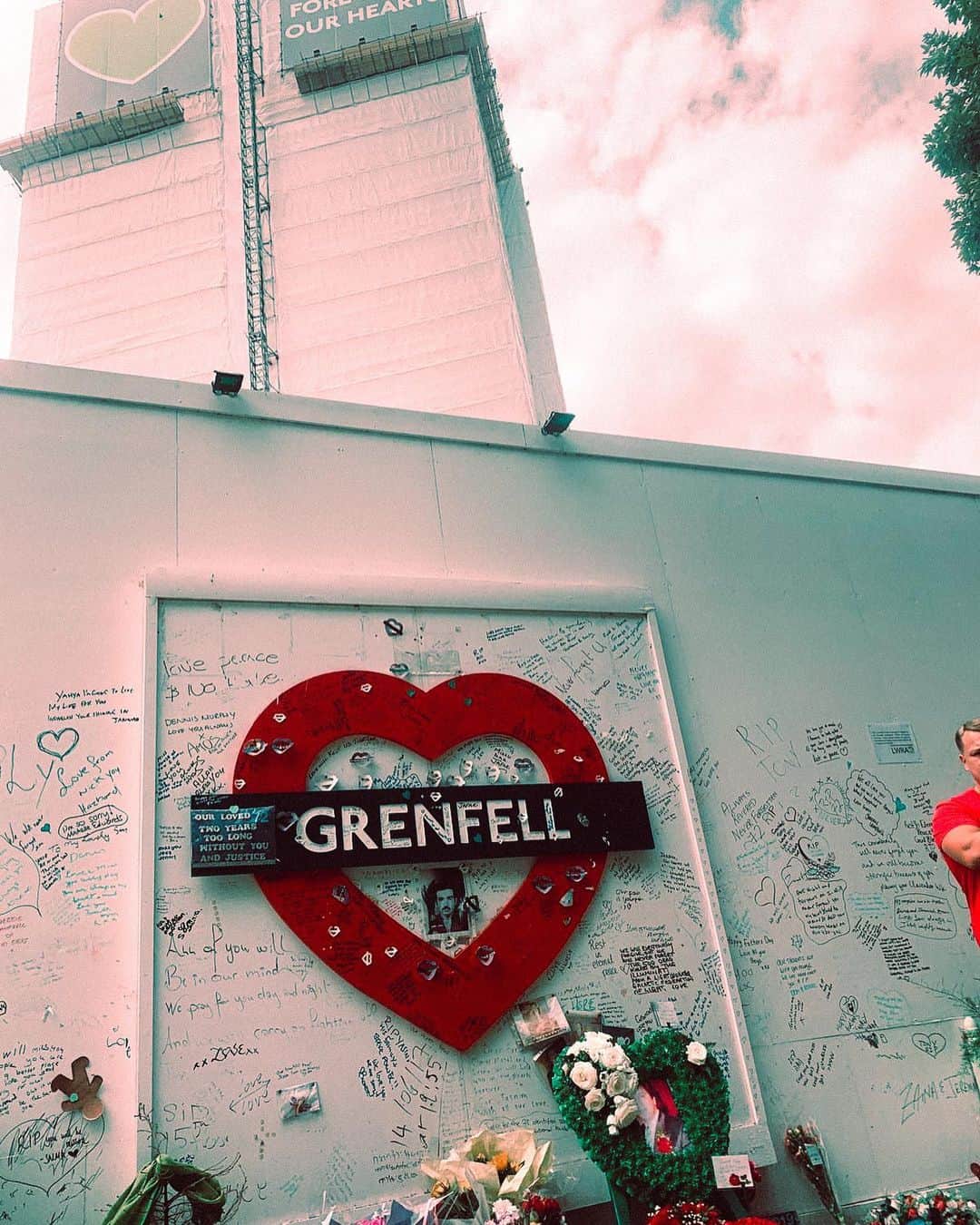 ルー・ティーズデールのインスタグラム：「#justiceforgrenfell Safe homes for all in this country should be a given. Forever in our hearts 💚💚」