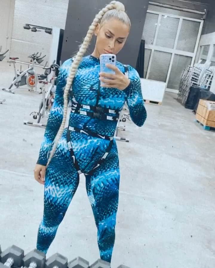 ベロニカ・ベガのインスタグラム：「JUST DO IT.  BET ON YOURSELF.  WORK ON YOU & THE WORLD AROUND YOU  WILL IMPROVE.  HAPPY SUNDAY.  #ONEINAMILLION #NIKEWOMAN #NIKE #A2MIA2021 @jusbtv @demidorsey」