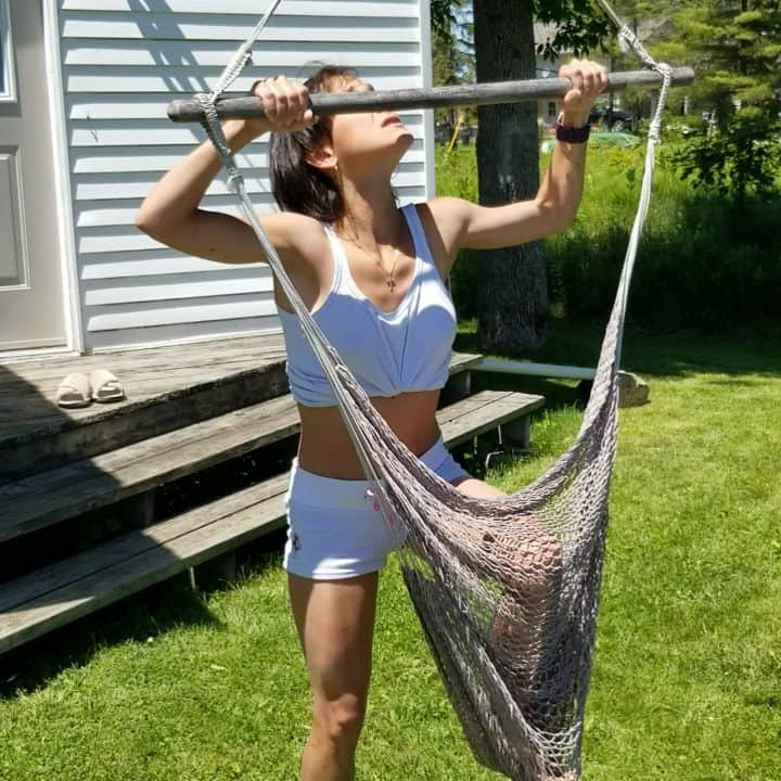 リュボーフィ・イリュシェチキナのインスタグラム：「Circus at the cottage 🤸‍♀️ #cirquedusoleil #crystalcirquedusoleil  #aireal #me #fun #weekend #exercise #nature」