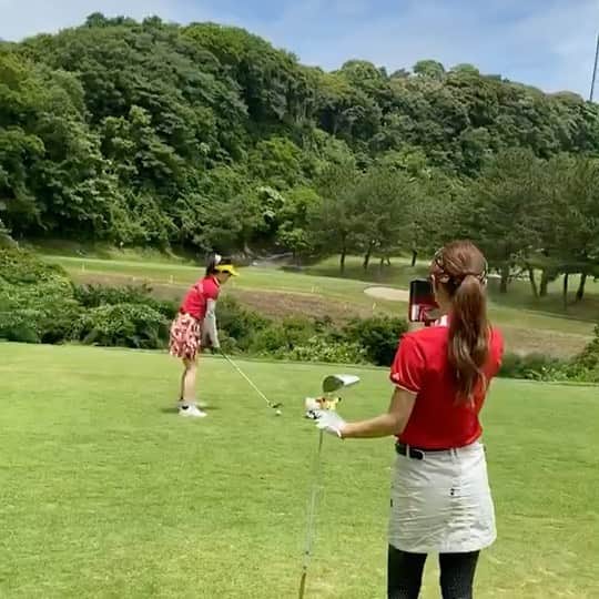 のインスタグラム：「. . 鎌倉パブリックゴルフ場の名物？🤔 崖越えのショートホール！ .  安定の手打ちショット😅🏌️‍♀️！笑 ナイスオンだと思いきや UTで軽く打ったけど転がっちゃって オーバーして アプローチで寄せて 1パットでPARだったよー🤣 . . 前半は45であがりました🤔 . ちかちゃんとひかりちゃんが 撮影してくれてたよ！😽💕💕 . #鎌倉#鎌倉ゴルフ#ショートホール#ナイスパー#スイング動画#GTバーディーズ #ゴルフトゥデイ #pikachu #golf#golfgirl #ladiesgolf #golfhotties #golfbabes #golflife #golfstagram #lovegolf #golfer #ゴルフ #ゴルフ女子 #ゴルフ大好き#instagolf #スポーツ女子 #골프 #모델 #한국  #高尔夫球 #golfswing #vg_fashion#ピカチュウヘッドカバー#キティちゃん」