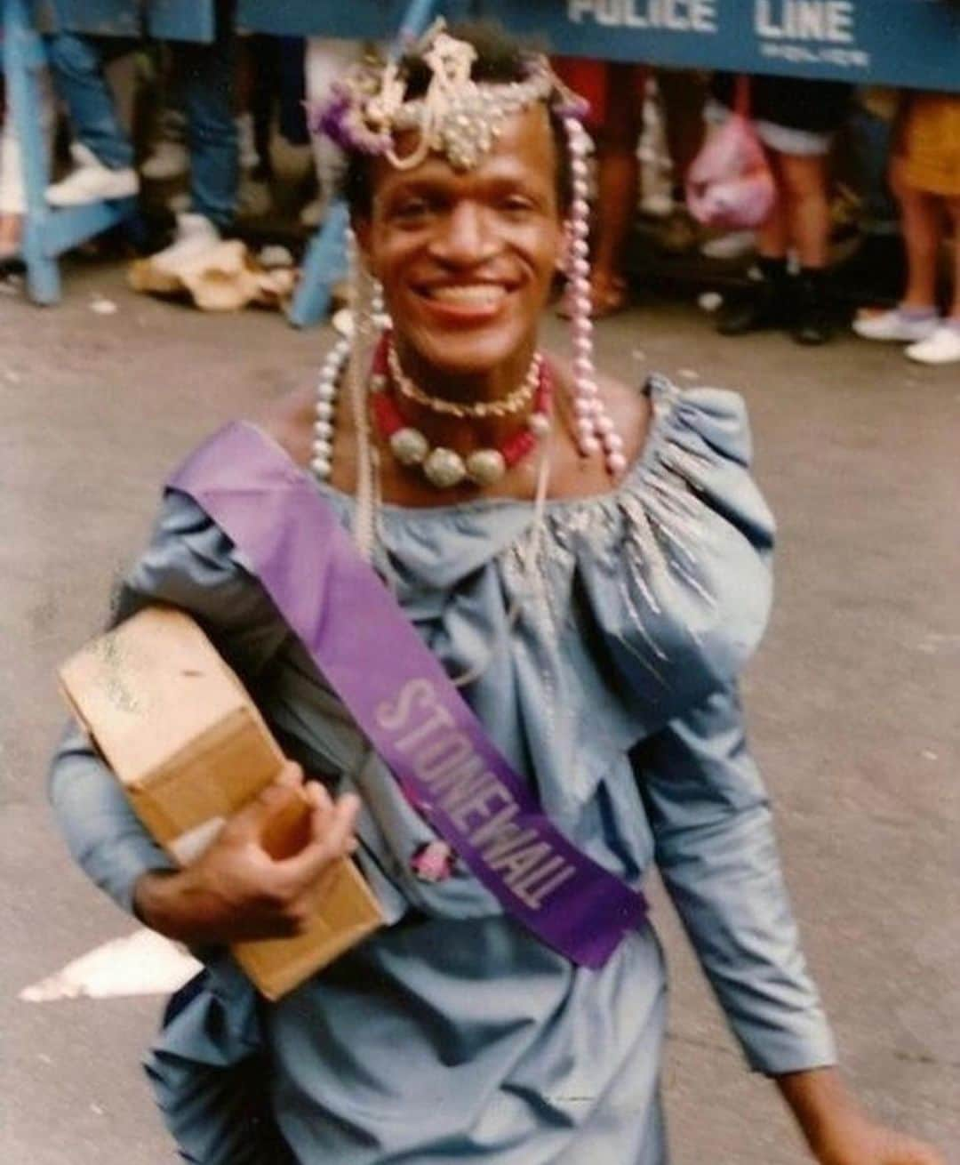 リリー・コリンズさんのインスタグラム写真 - (リリー・コリンズInstagram)「#PrideMonth wouldn’t exist without  radical Black activists like #MarshaPJohnson. She was one of the loudest voices in LGBQT+ history, fighting for human rights and equal love. Today is Pride in LA, and I think we need to take a moment to praise the powerful people who paved the way for this movement. We are still fighting for the same peace that Marsha marched for in 1969. While that’s sad to recognize, we need to keep going. ALL love is equal. Spread kindness and joy and speak out against violence and injustice not just this month, but today and every day...」6月15日 2時27分 - lilyjcollins