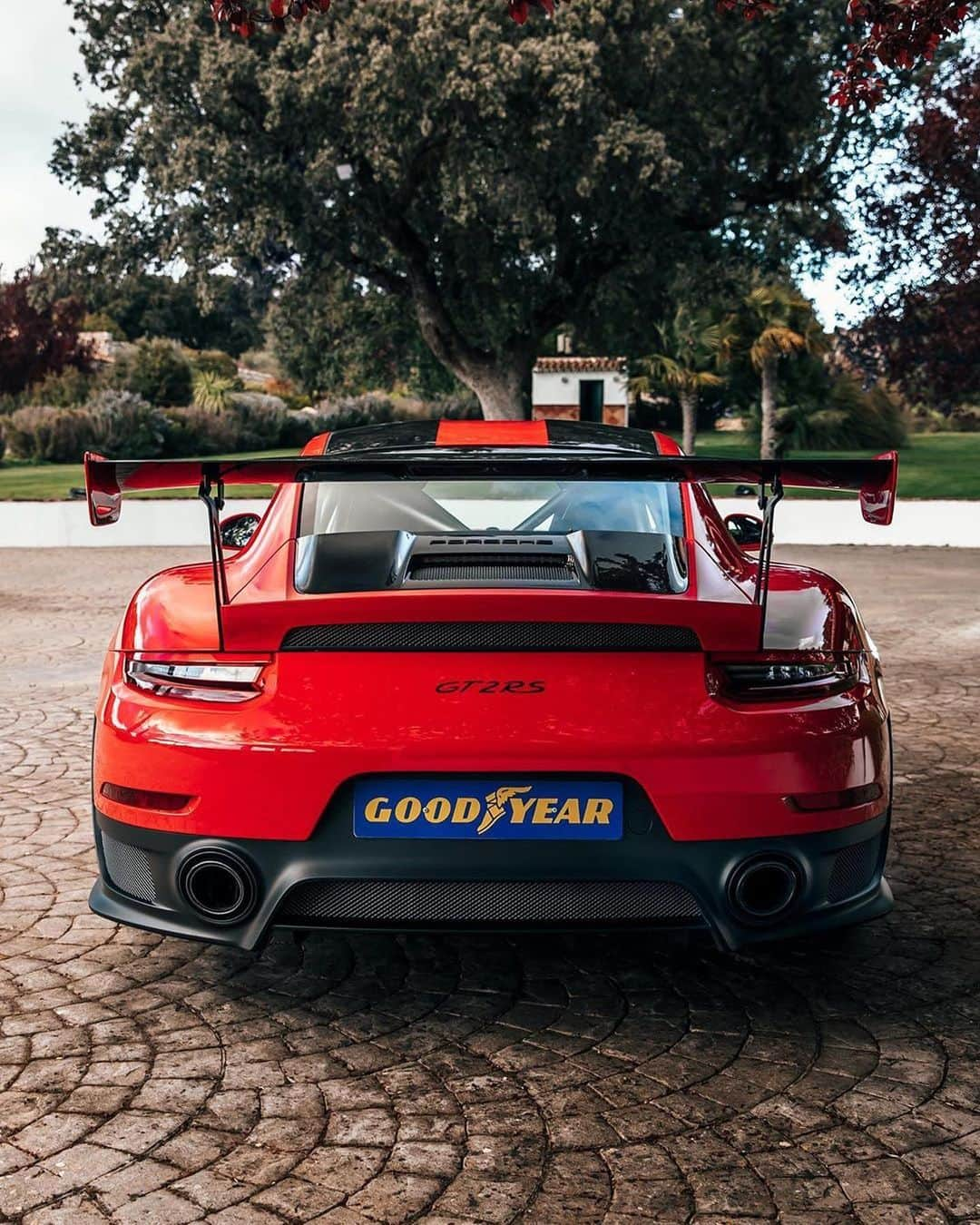 CARLiFESTYLEさんのインスタグラム写真 - (CARLiFESTYLEInstagram)「Which Porsche 🍑 are you picking? 1. Porsche 992 Turbo S 2. Porsche 991.2 GT2 RS 3. Porsche 918 Spyder Photo by @airmadrid #carlifestyle #turbos #gt2rs #918spyder」6月15日 2時28分 - carlifestyle