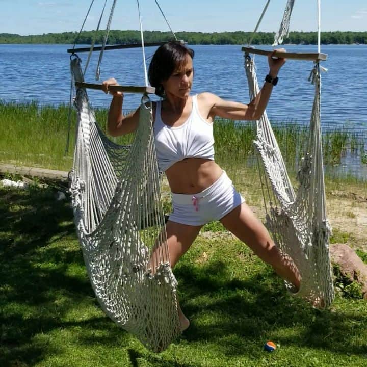 リュボーフィ・イリュシェチキナのインスタグラム：「I'm such a monkey 🐒😁 #split #contortion #cottage #nature #fun」