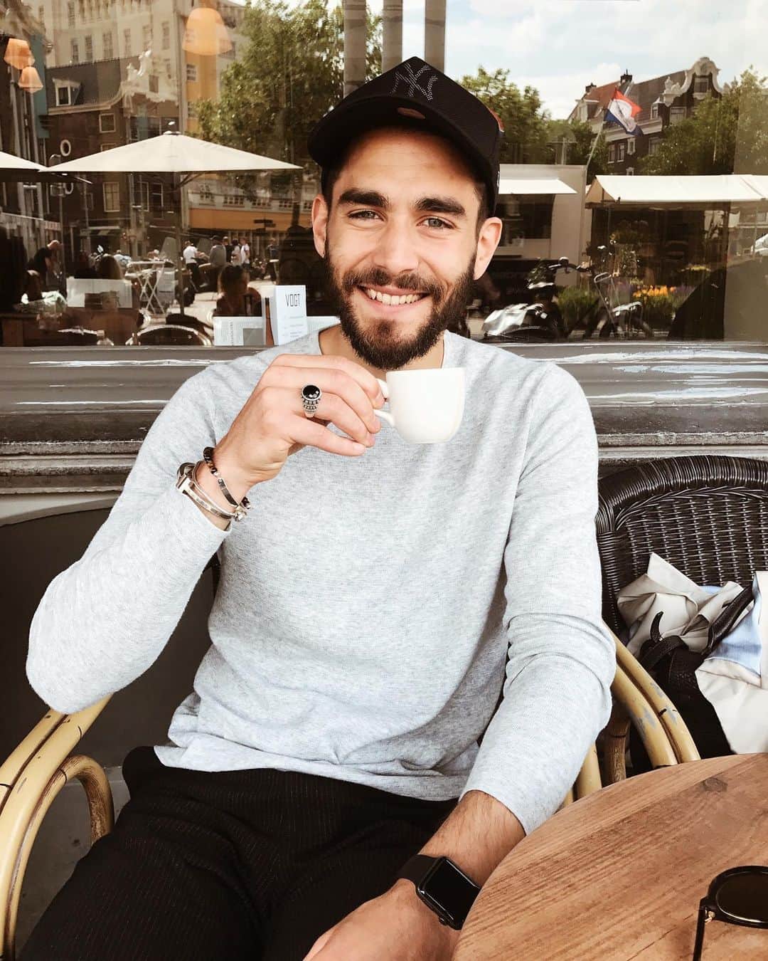 NICOLAS SIMOESのインスタグラム：「Prendre son café en terrasse ☕️✨」