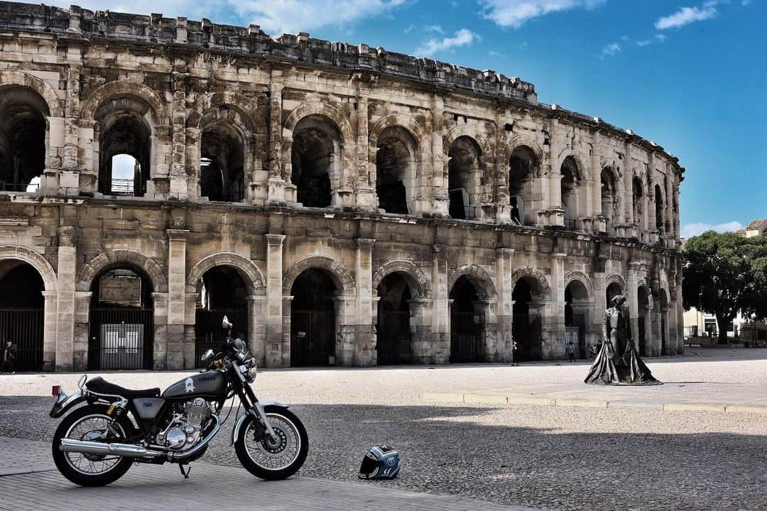 小林十市さんのインスタグラム写真 - (小林十市Instagram)「#sr400  #nimes#suddelafrance  #南仏#南仏暮らし #南仏ライダー#yamahaが美しい」6月15日 2時45分 - monsieur_11