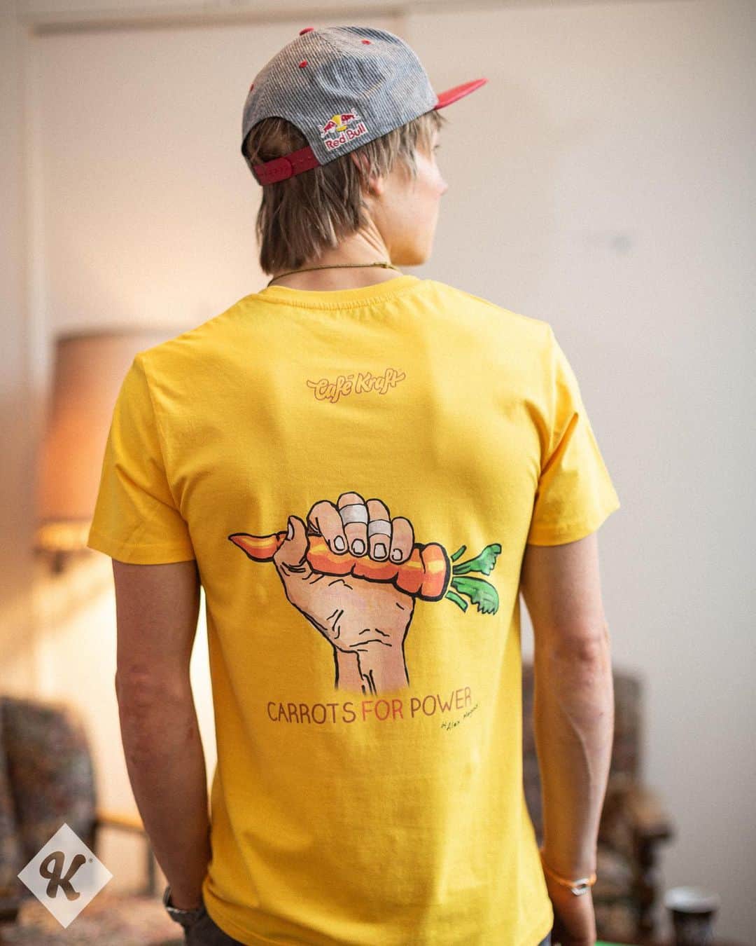 アレックス・メゴスさんのインスタグラム写真 - (アレックス・メゴスInstagram)「FINALLY! IT'S HERE! I always wanted a #carrotsforpower t-shirt and with the help of @ballisbrain and @cafekraft_nuernberg we finally could make it happen! Thanks to @ballisbrain for the design and to @cafekraft_nuernberg for making it possible.  You can get one too on the online shop of @cafekraft_nuernberg. Follow the link in my bio!  #stylefirst #carrotsforpower」6月15日 2時45分 - alexandermegos