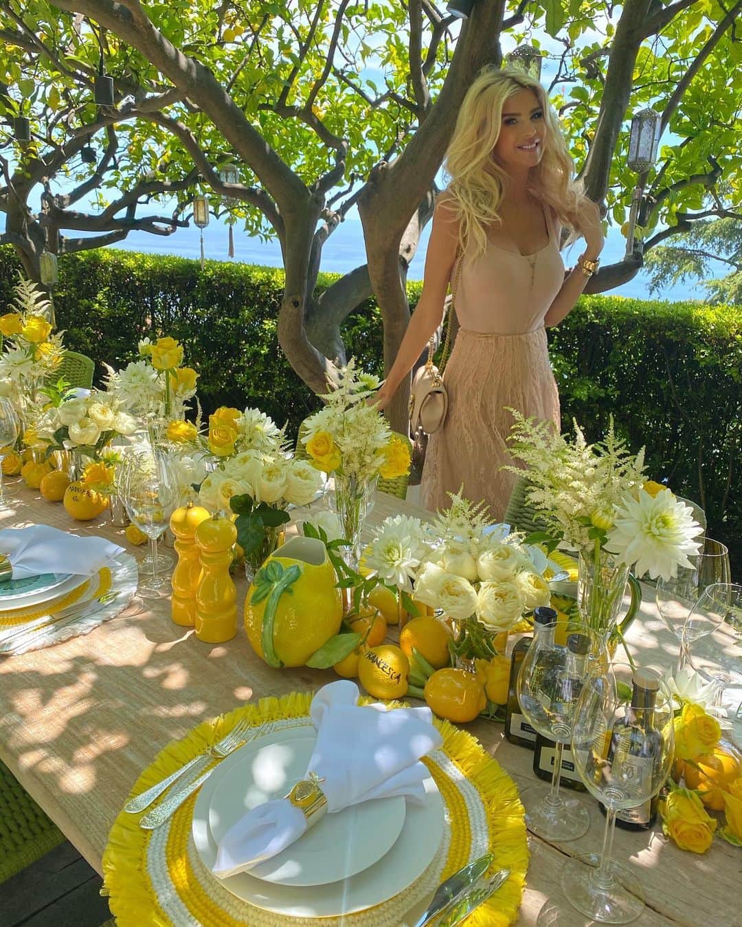 ヴィクトリア・シルヴステッドさんのインスタグラム写真 - (ヴィクトリア・シルヴステッドInstagram)「Garden lunch under the lemon trees 🍋  Happy Birthday @sabrinamontecarlo 🌸」6月15日 2時49分 - victoriasilvstedt