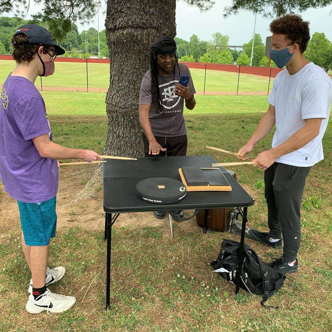ヴィクター・ウッテンのインスタグラム：「Drum Lessons in the Park」
