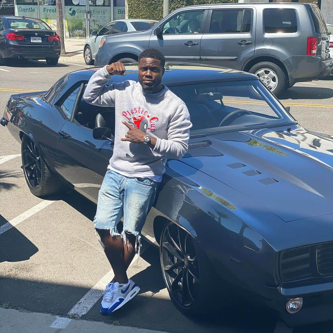 ケビン・ハートさんのインスタグラム写真 - (ケビン・ハートInstagram)「Sunday Muscle 💪🏾 #LiveLoveLaugh #PlasticCupBoyzCarClub」6月15日 3時07分 - kevinhart4real