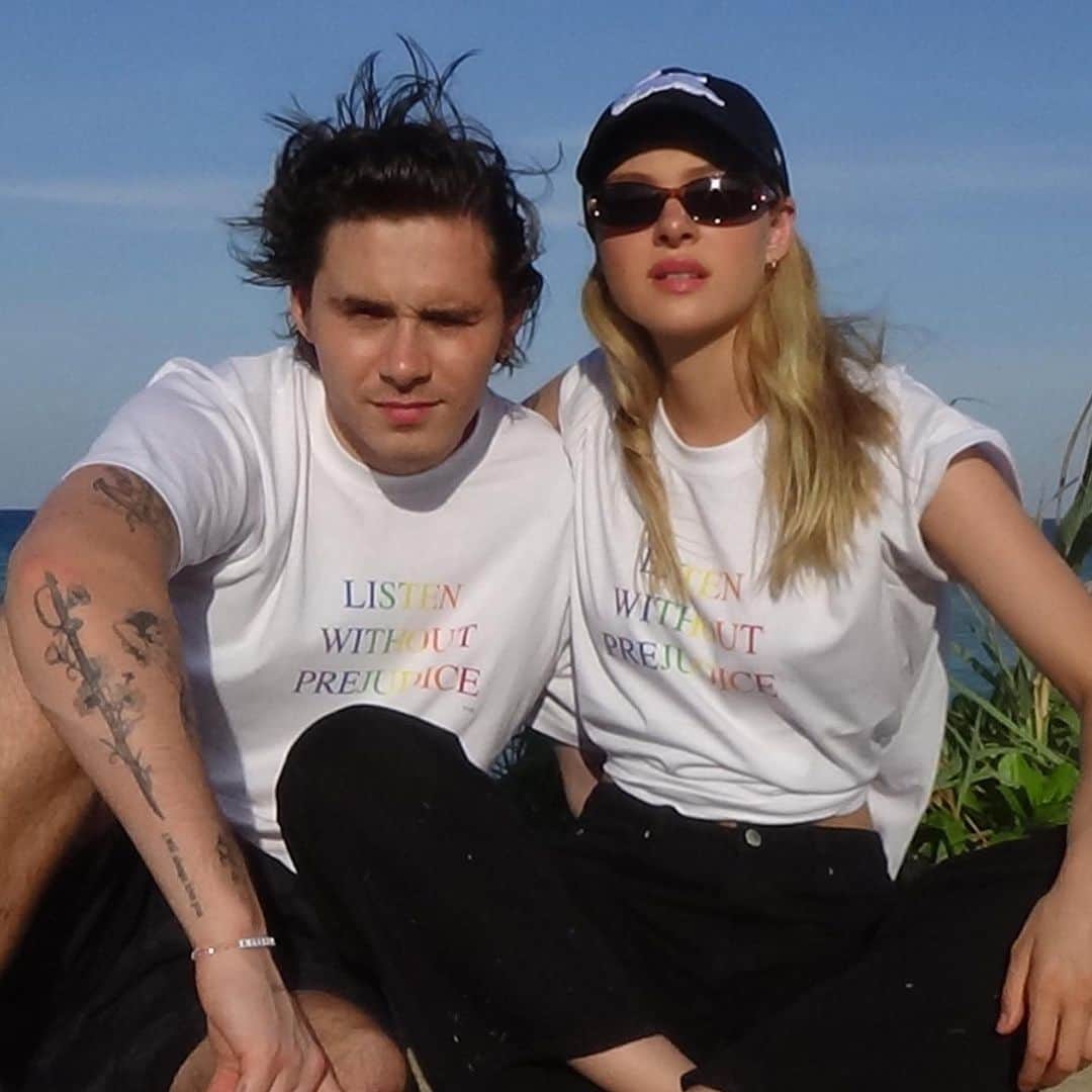 のインスタグラム：「💚💖LISTEN💜❤️WITHOUT💛💖PREJUDICE💙🧡 @victoriabeckham pride shirt this year is a reminder to always be kind and listen to each other. It features the name of @georgemoffical iconic 1990 album and 25% of all sales of the shirt will go to @aktcharity and its work to combat LGBTQ+ youth homelessness in the UK 🌈LOVE🌈IS🌈LOVE🌈」