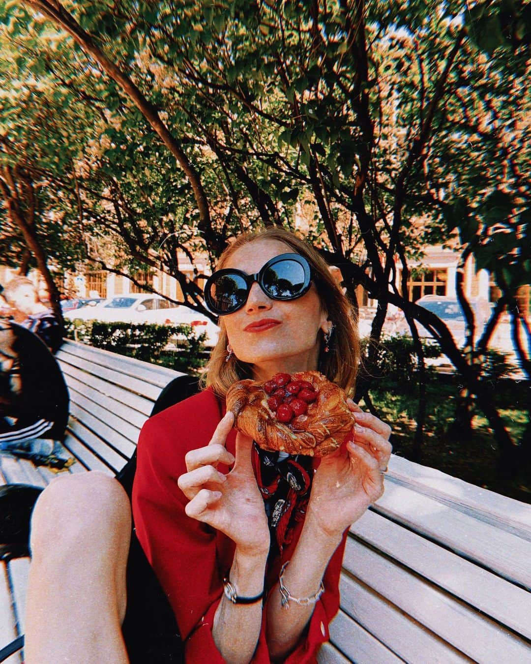 ダリア・イオノワのインスタグラム：「душевно, когда бушевно @bushe.bakery 🥐  _______________________________________  #spb #saintpetersburg #mariinsky #mariinskytheatre #mariinskyballet #mariinskydancer #vaganovastudents #ballet // thanks for the wonderful day my friends @js_artsreview @kustov_fred ♥️」