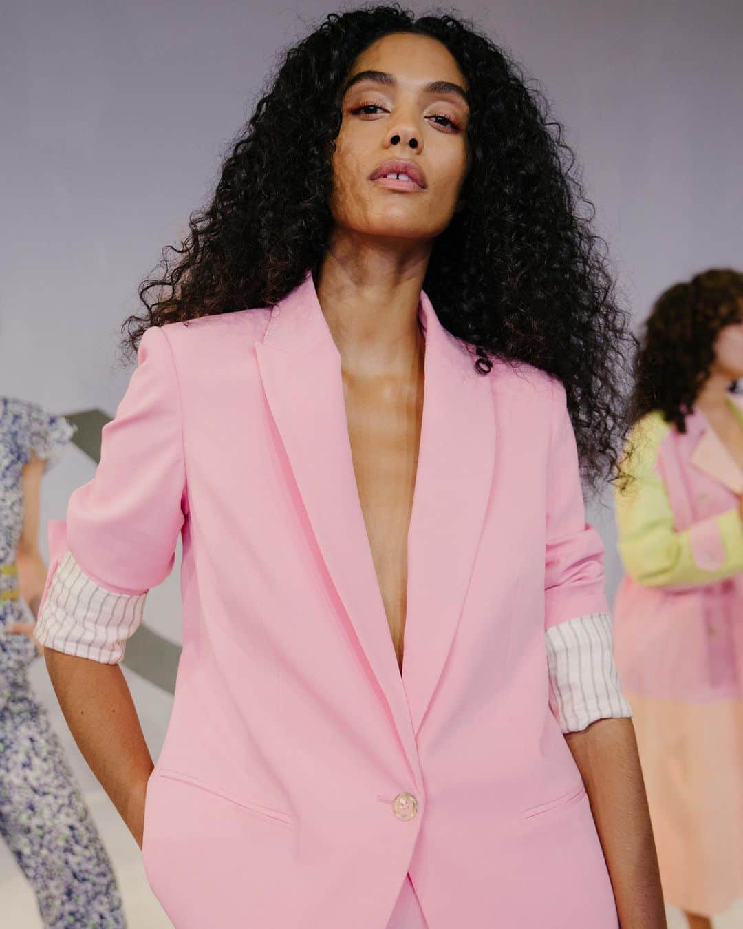 Fashion Weekのインスタグラム：「Womenswear brand @tanyataylor stepped forward in response to COVID-19 to create non-medical masks for healthcare workers. Now, they're taking action again, this time to support equality and justice for the Black community. Starting on June 1, Tanya Taylor committed to donating 20% of their net sales to the @naacp. To learn more about the initiative and brand, follow @tanyataylor.⁠ ⁠ Photo by @gettyimages」