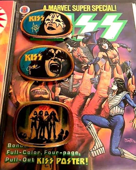 KISSさんのインスタグラム写真 - (KISSInstagram)「#CollectingKISS! Johnny Hounshell recently added these classic #KISS items to his collection! Awesome!  What one KISS item would you love to add to your KISS collection the most, #KISSARMY?」6月15日 3時23分 - kissonline