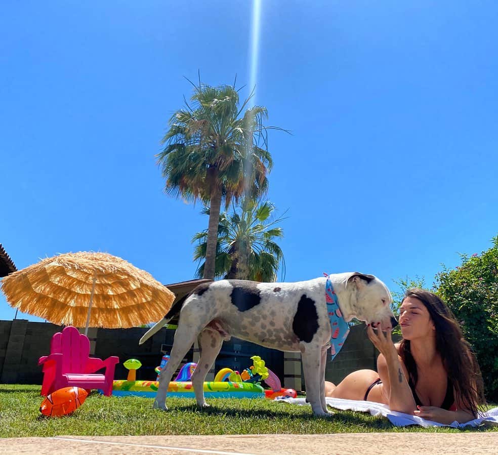 マッケンジー・ダーンのインスタグラム：「Sunday vibes ! 💛🙏🏼」