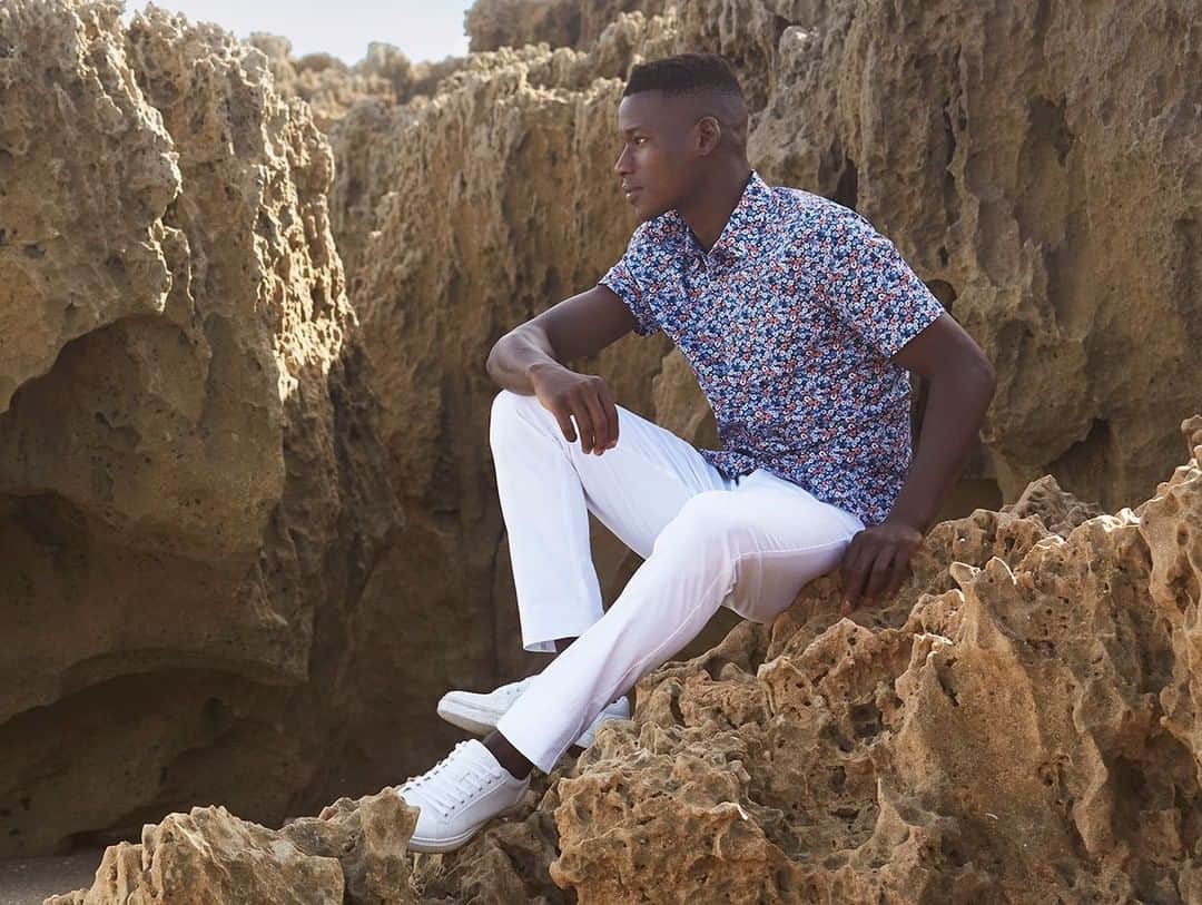 ペリーエリスのインスタグラム：「Brighter days are coming! Step up your shirt game up with the latest season prints. #lifereadysince1976」