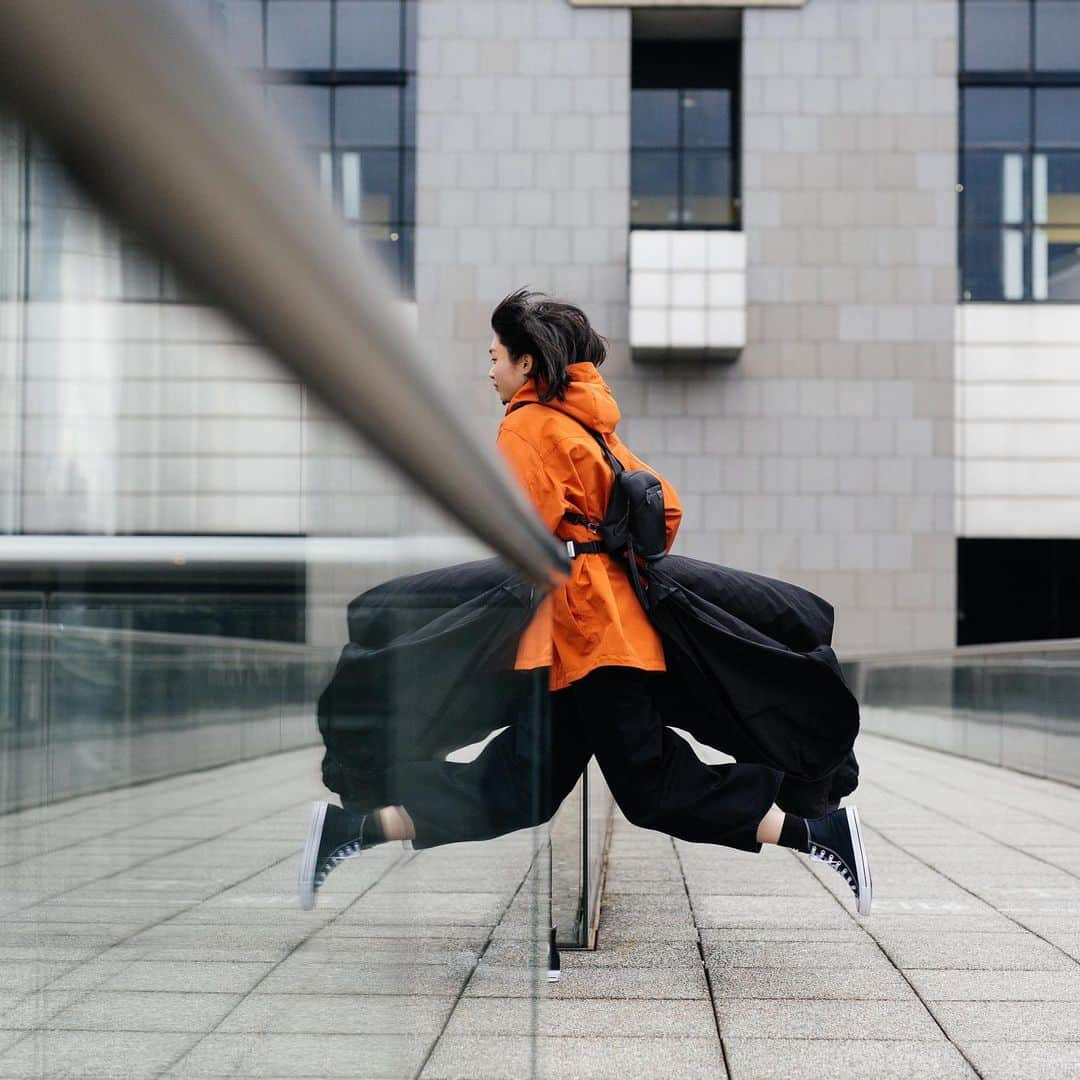 コートエシエルさんのインスタグラム写真 - (コートエシエルInstagram)「Black on orange please! 🧡 Introducing YAMO L: this satchel-style backpack with crossed straps houses a detachable bomber jacket that can be worn over the bag, providing protection for both you and your belongings 🔐 Enjoy SS20 sale - tap the link in bio to see more! . . . . #coteetciel #designedinparis #parisiandesign #parcdelavillette #parisianstyle #backpackdesign #backpackkid #orangeisthenewblack #orangeandblack #rungirlrun #rungirl #streetwearfashion #streetwearstore #streetwearbrand #urbanstreetwear #detailsmatter #urbanandstreet #streetmobs #createcommune #visualoflife #artofvisuals #thecreatorclass #visualmobs #bagdesign #killyourcity #urbanaisle #streetninjas #ootd #littlebag #blackbackpack」6月15日 3時58分 - coteetciel